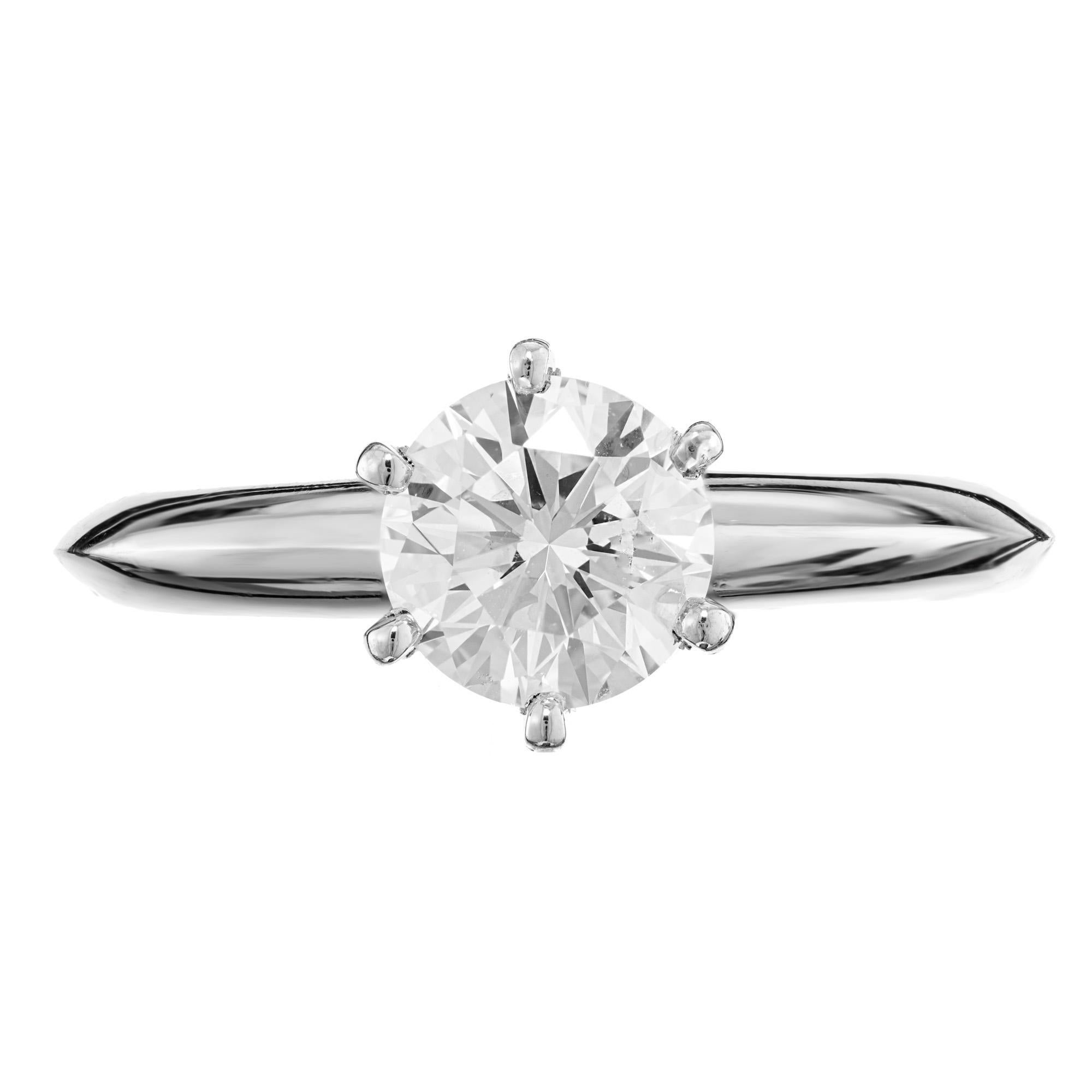 Tiffany & Co Diamant-Solitär-Verlobungsring. Klassischer Tiffany-Solitär in Platinfassung mit einem runden Diamanten im Idealschliff von 1,00 Karat. 1980-1990 gestempelt authentisch Tiffany Platin Verlobungsring. Das GIA hat den Diamanten als nahezu