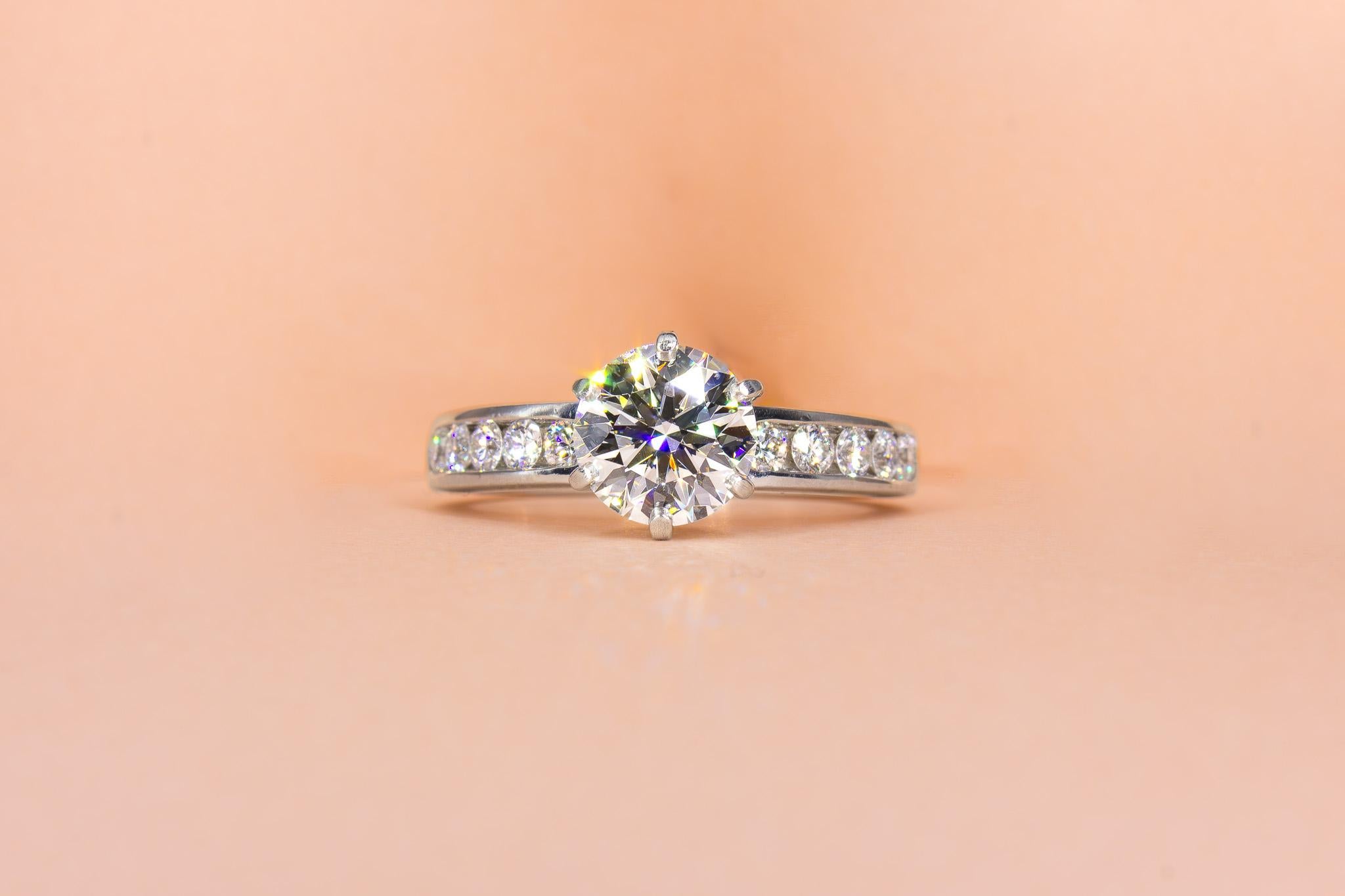 Tiffany & Co. GIA 1.22 Carat H VS1 Round Brilliant Cut Diamond Engagement Ring For Sale 3