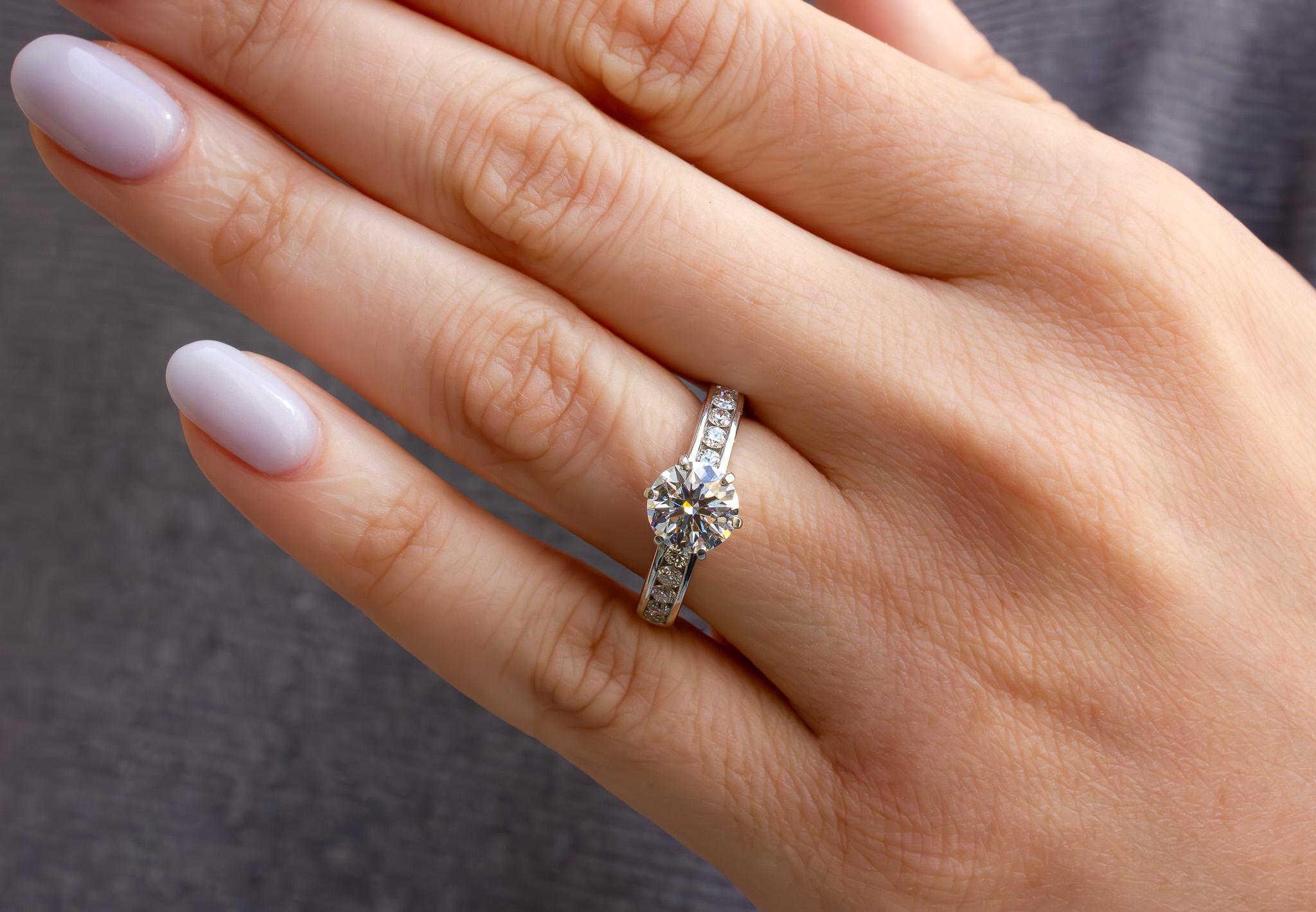 Women's or Men's Tiffany & Co. GIA 1.22 Carat H VS1 Round Brilliant Cut Diamond Engagement Ring For Sale