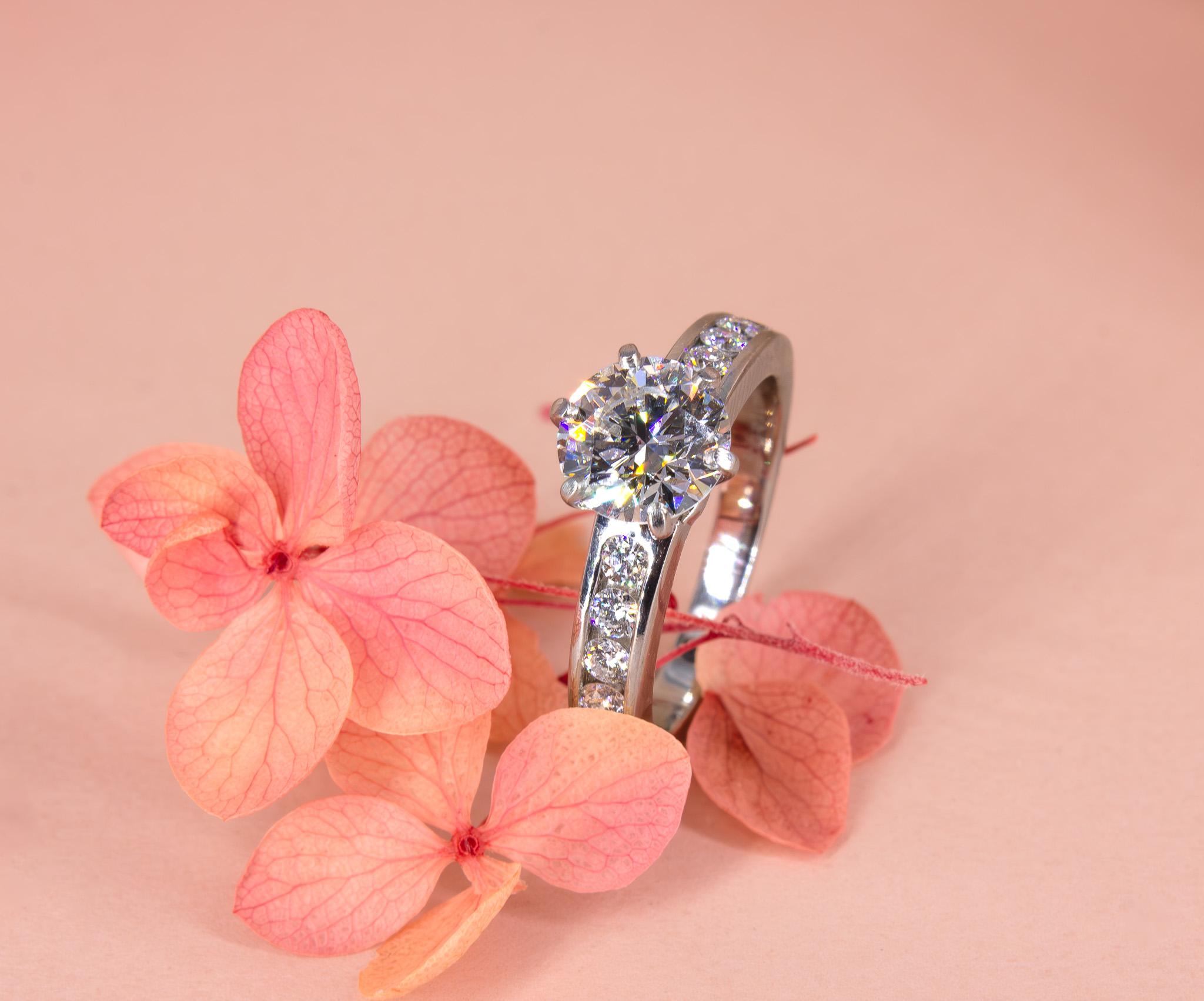 Tiffany & Co. GIA 1.22 Carat H VS1 Round Brilliant Cut Diamond Engagement Ring For Sale 4