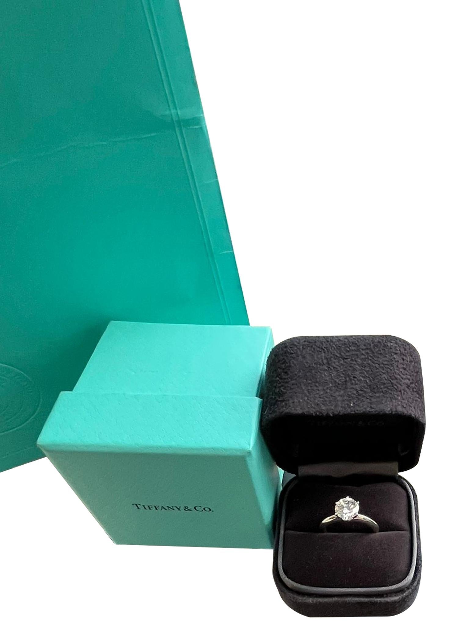 Tiffany & Co, bague de fiançailles en platine avec diamant rond de taille naturelle de 1,53 carat certifié GIA Pour femmes en vente
