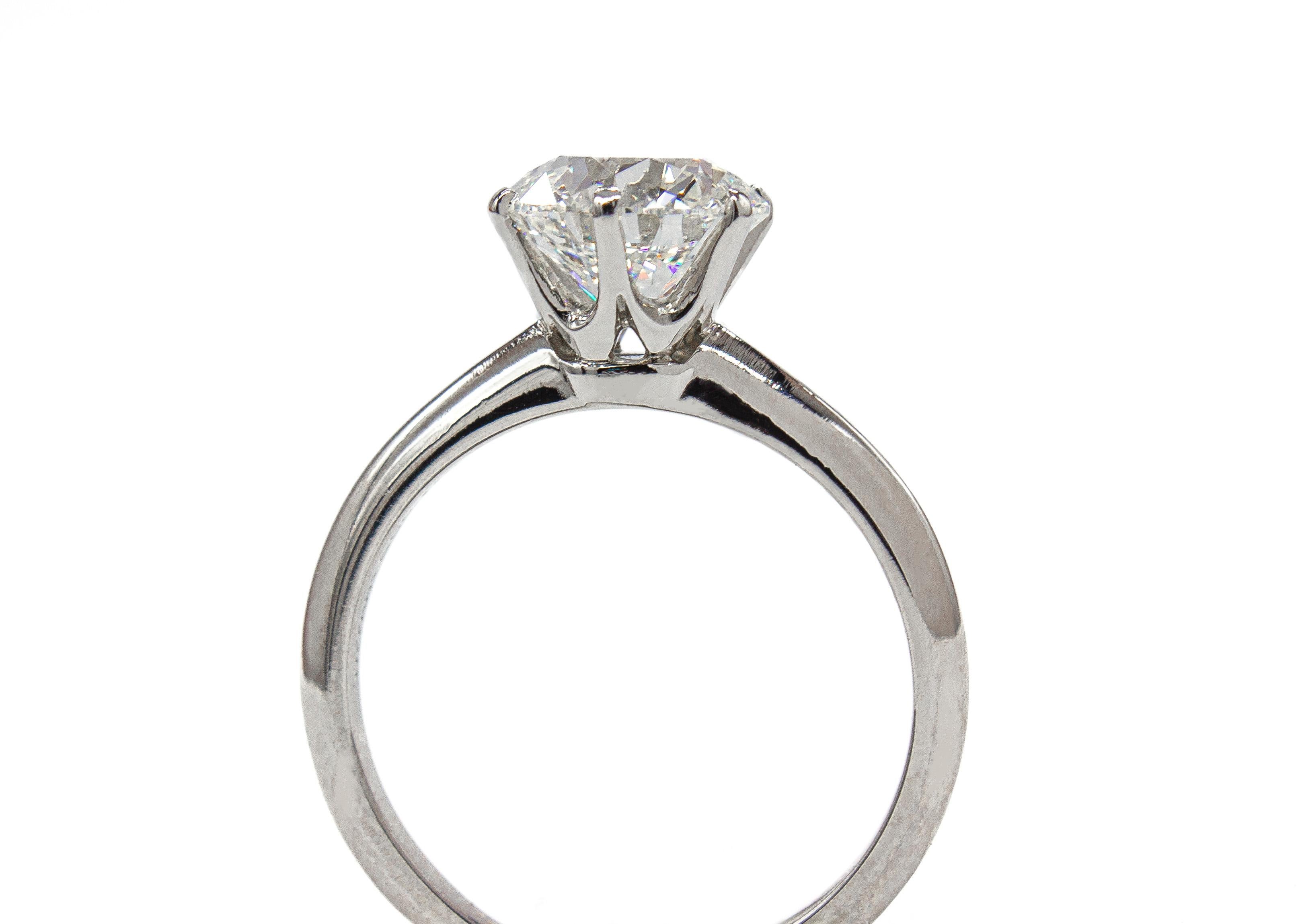 Tiffany & Co. GIA 2,00 Carati G VVS2 Anello Solitario con Diamante Taglio Brillante Rotondo In condizioni ottime in vendita a New York, NY