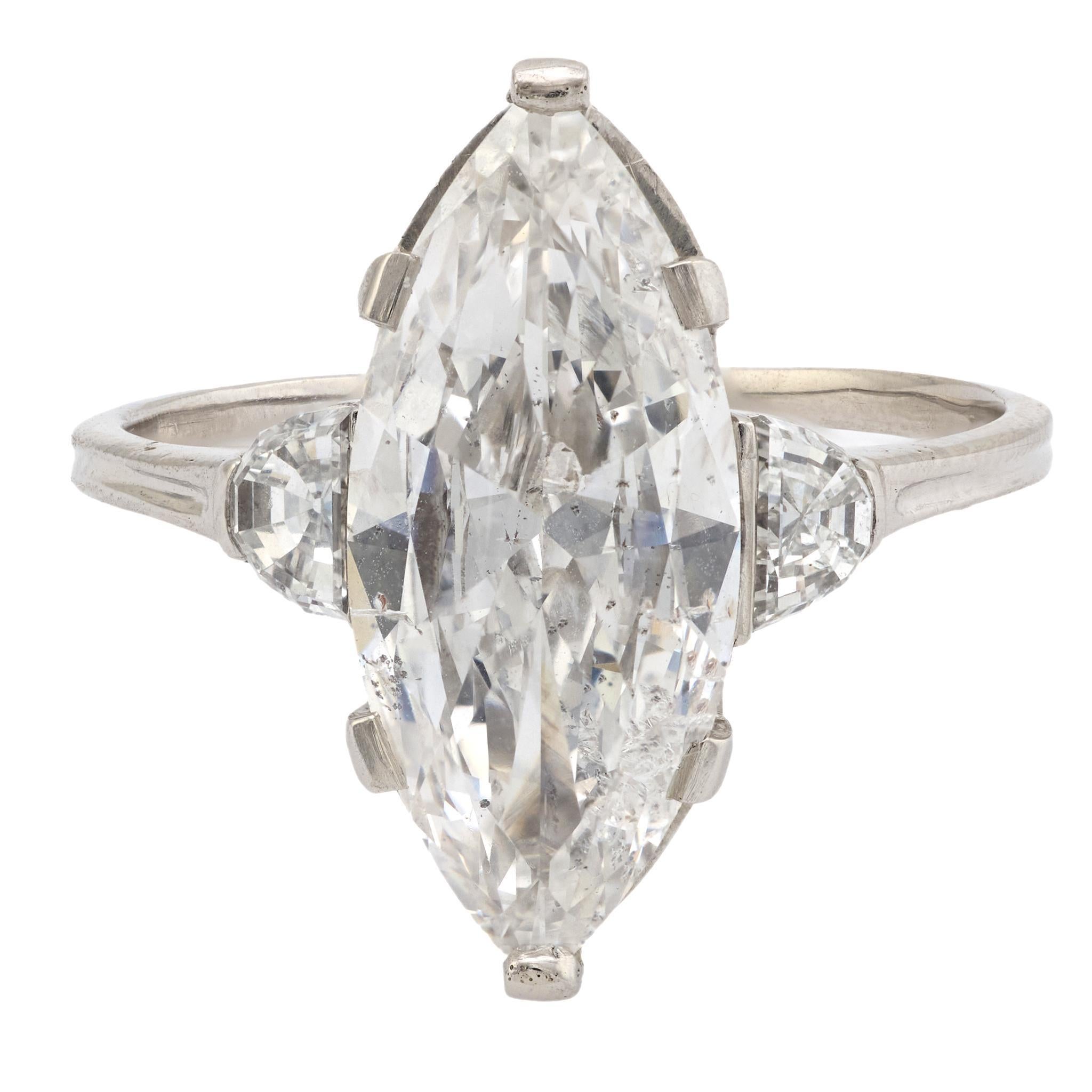 Cette bague en platine Art d�éco Tiffany & Co. des années 1930 est ornée d'un magnifique diamant taille marquise de 2,93 carats de couleur D exceptionnelle et de pureté I1, certifié par le GIA #6233561440. Deux diamants taillés en demi-lune,
