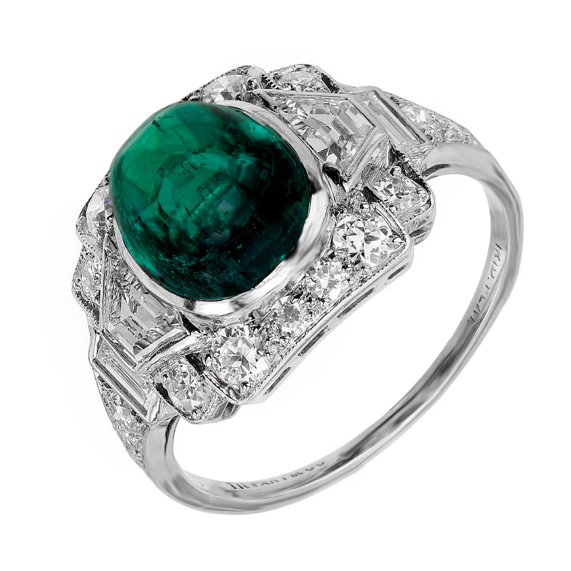 Original Tiffany & Co Smaragd und Diamant Art Deco Cocktailring aus den frühen 1900er Jahren. Ca. 1910. Platin Fassung mit einem hohen Kuppel Zuckerhut Cabochon geschnitten GIA zertifiziert natürlichen kolumbianischen Smaragd und Akzent Seite