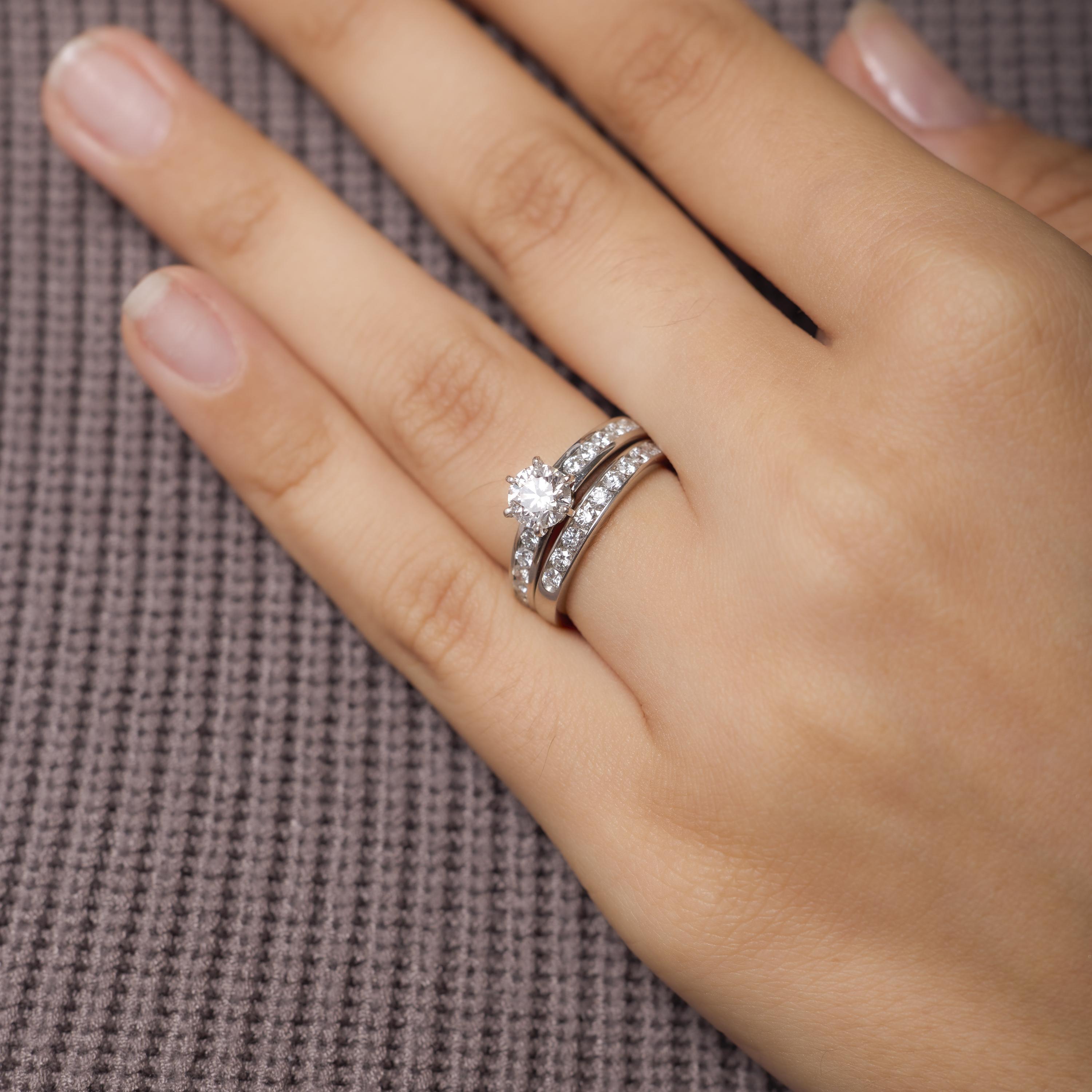 Tiffany & Co. GIA .81 carat diamond platinum engagement ring set Corte brillante en venta