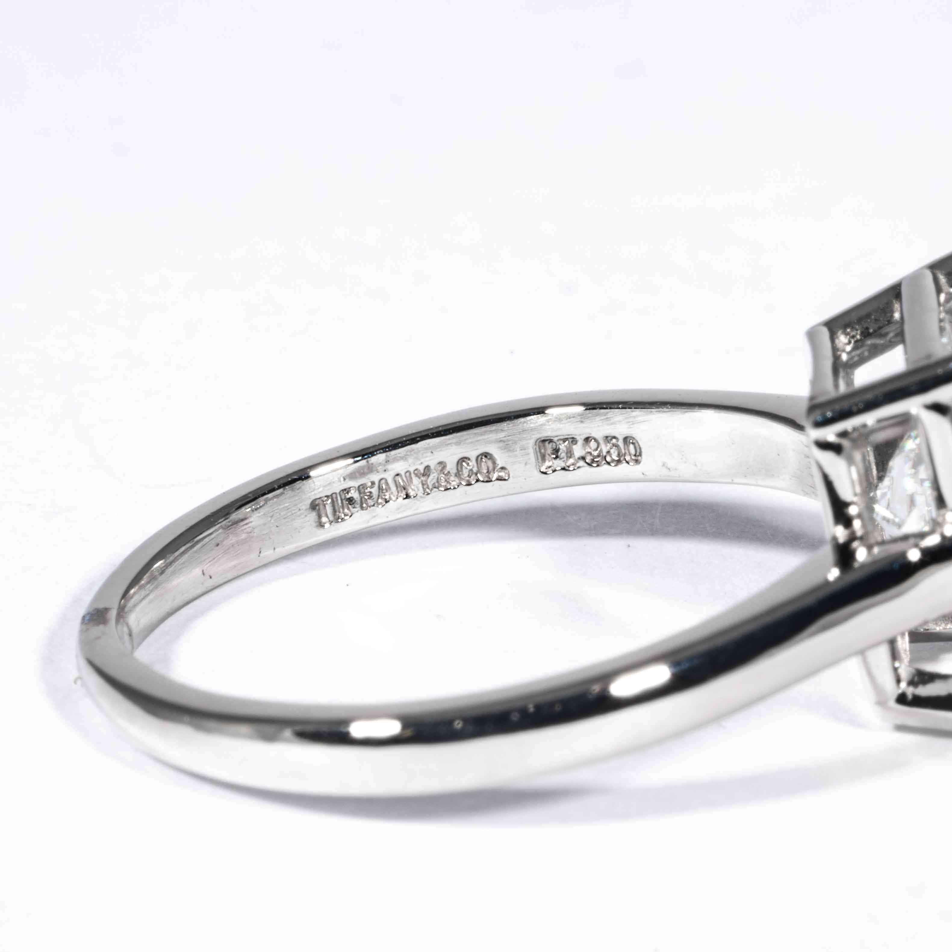 Tiffany & Co. GIA Certified 3.05 Carat D SI1 Cushion Cut Diamond Solitaire Ring Unisexe en vente