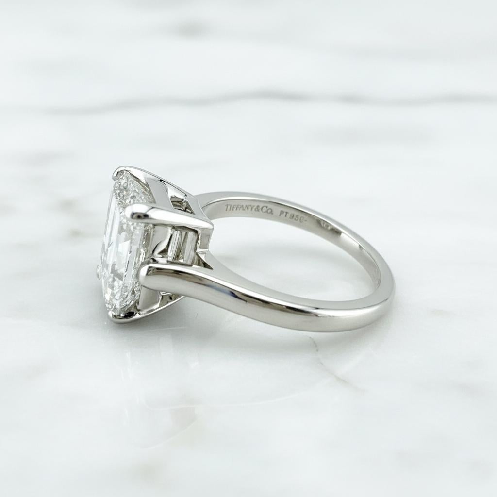 Scopri l'eleganza senza tempo di questo eccezionale anello di fidanzamento di Tiffany & Co., con un magnifico diamante taglio smeraldo da 3,80 carati incastonato in un lussuoso platino. Il diamante centrale è certificato GIA e vanta un raffinato