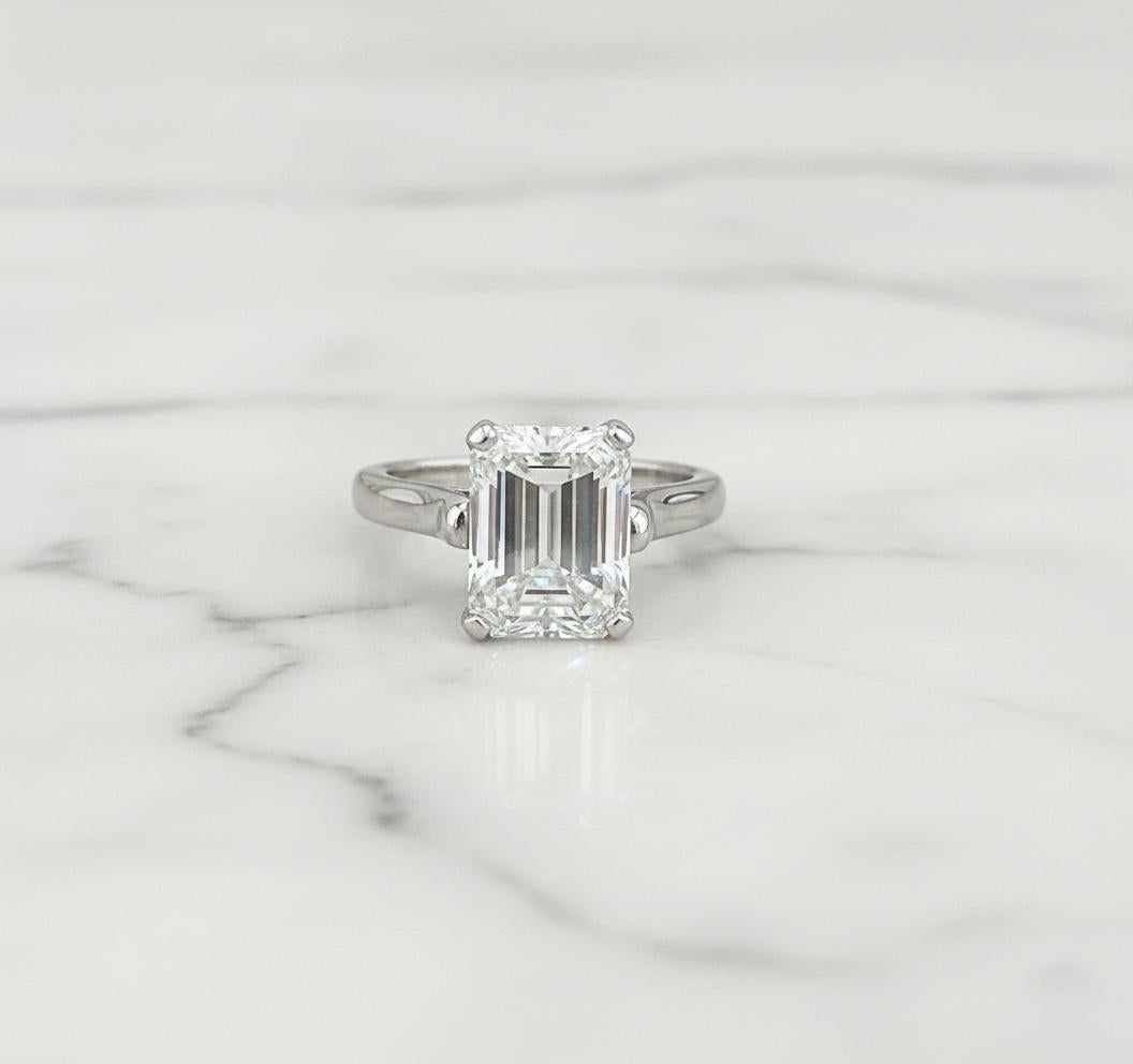 Contemporaneo Tiffany & Co. Anello di fidanzamento in platino con diamante smeraldo certificato GIA in vendita