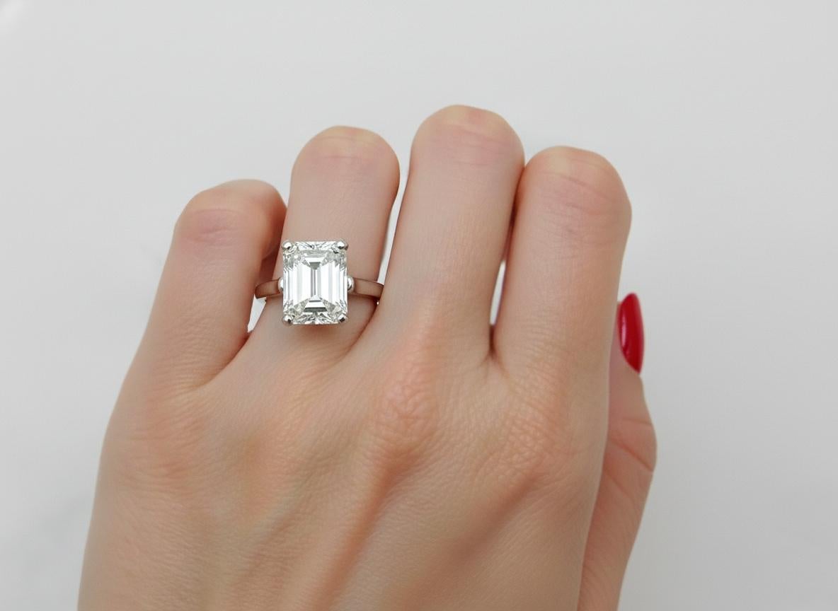 Taglio smeraldo Tiffany & Co. Anello di fidanzamento in platino con diamante smeraldo certificato GIA in vendita