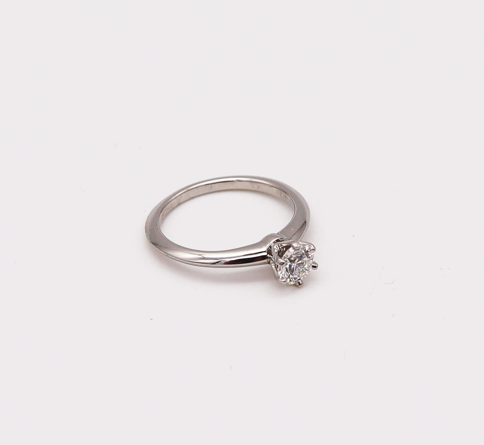 Taille brillant Tiffany & Co. Bague de fiançailles en platine avec diamants de 0,45 carat certifiés par leGIA en vente