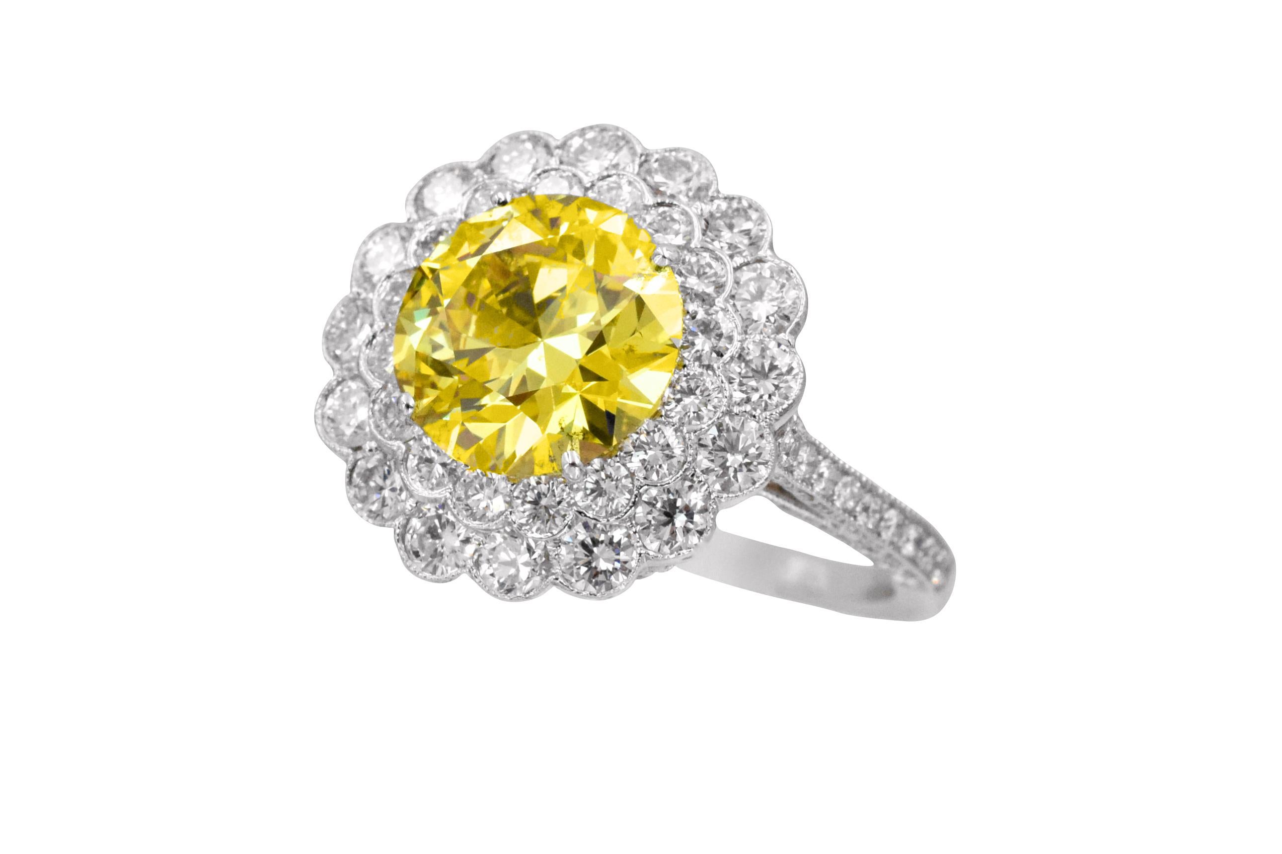Bague à diamant Tiffany & Co
Le diamant central est  3.01 carat  G.I.A. certifié Fancy Vivid Yellow couleur  accentuée par des diamants ronds de taille brillant d'un poids total de 1,89 carat, la tige est également soulignée par des diamants ronds.
