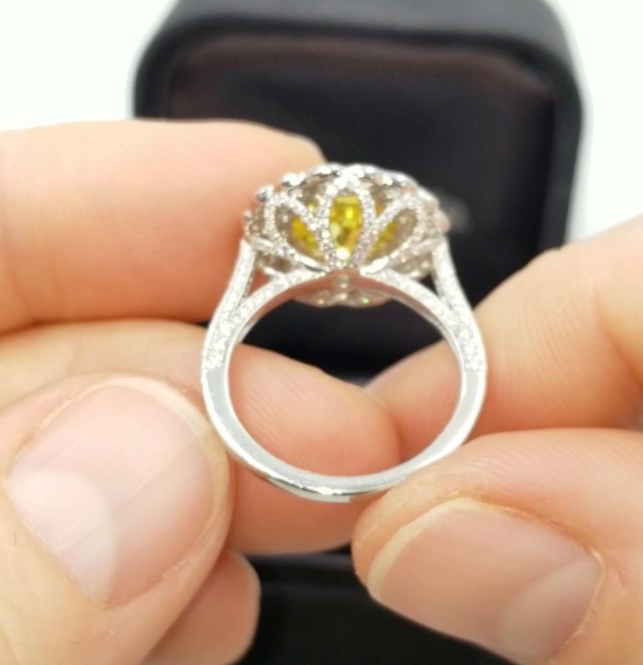Tiffany & Co.  Bague en diamant jaune vif fantaisie G.I.A. Excellent état - En vente à New York, NY