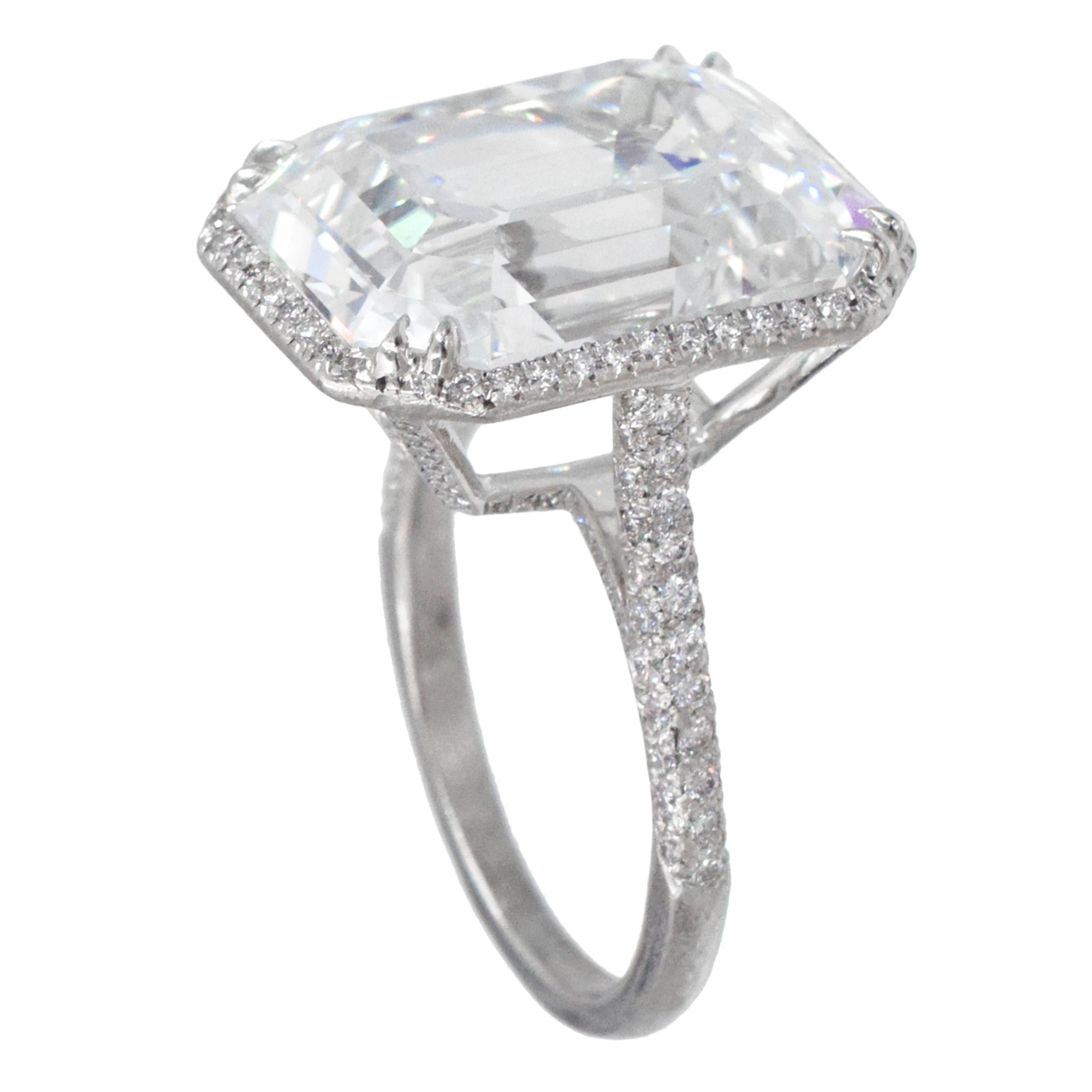 Tiffany & Co. 15,28 Karat Diamantring mit Smaragdschliff in Platin. Die Mitte des Rings ist mit einem 15,28 Karat schweren Diamanten im Smaragdschliff besetzt, Farbe D, Reinheit VS1, GIA  Typ IIA, 
 Akzentuiert mit einem diamantbesetzten Halo und