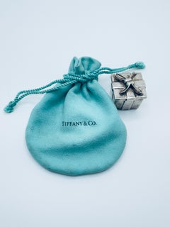 Tiffany & Co. Boîte à pilules design « Gift Wrapped » en argent 925