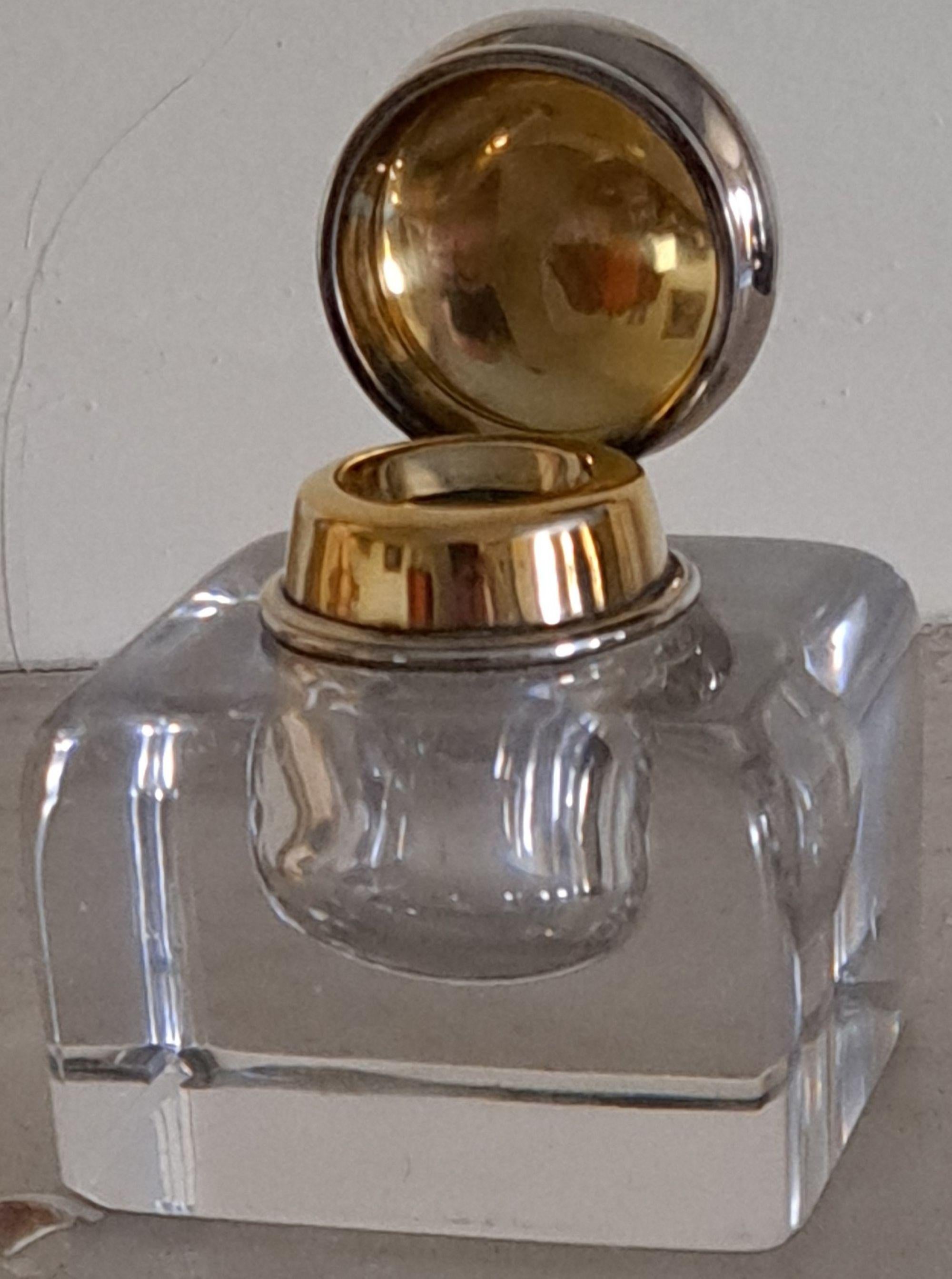 Questo calamaio in vetro e argento di Tiffany & Co. risale al 1905 circa.  è un bellissimo pezzo d'antiquariato che emana eleganza e maestria. Realizzato in vetro con montatura in argento/argento dorato, questo calamaio sfoggia lo stile classico di