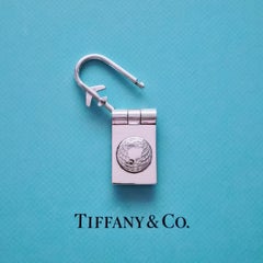 Tiffany & Co. Porte-clés de voyage Globe et avion en argent sterling avec cadenas