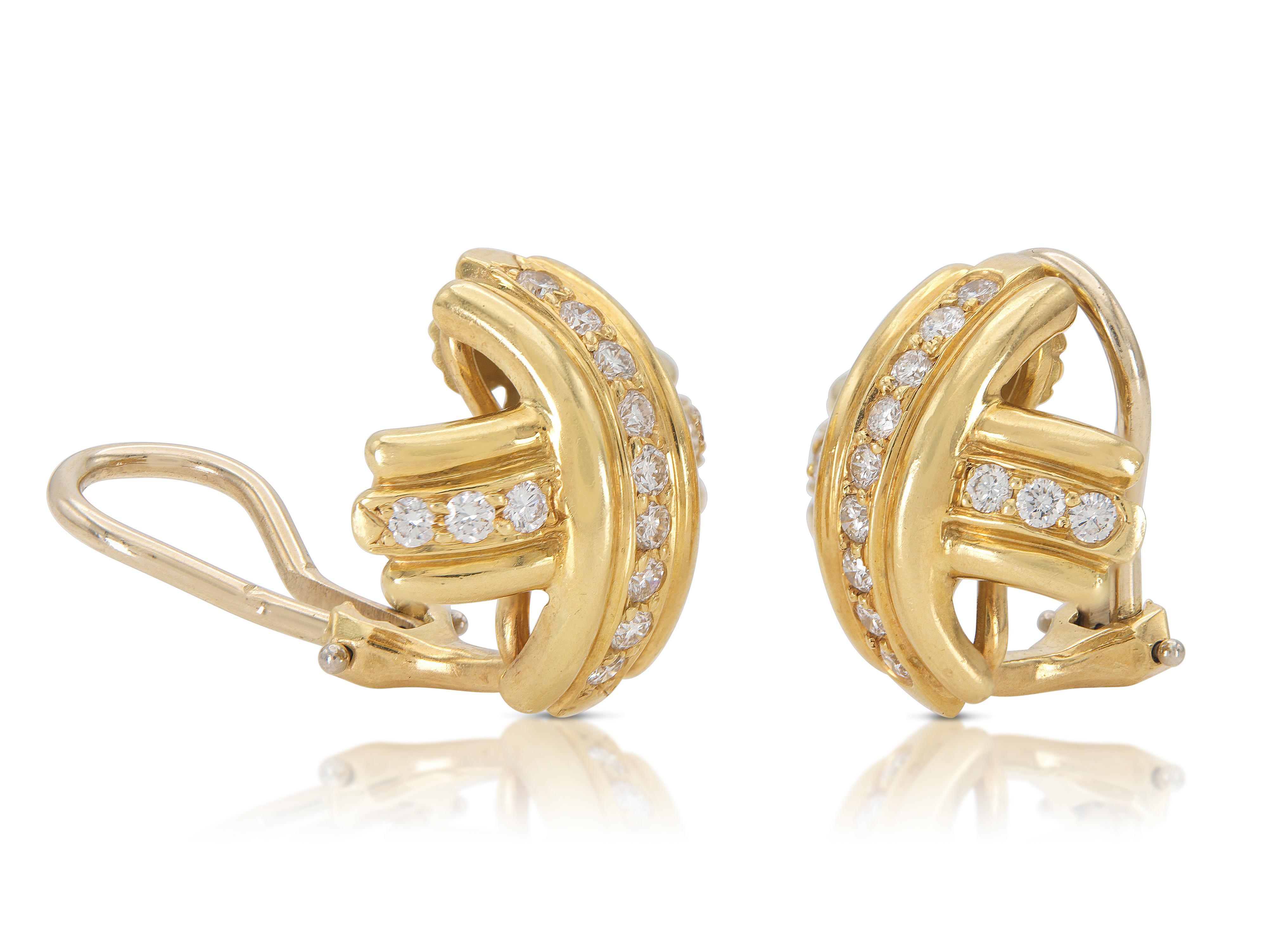 Finemente realizzato in oro giallo 18 carati con diamanti rotondi taglio Brilliante per un peso totale di circa 1,50 carati.
Firmato da Tiffany & Co.