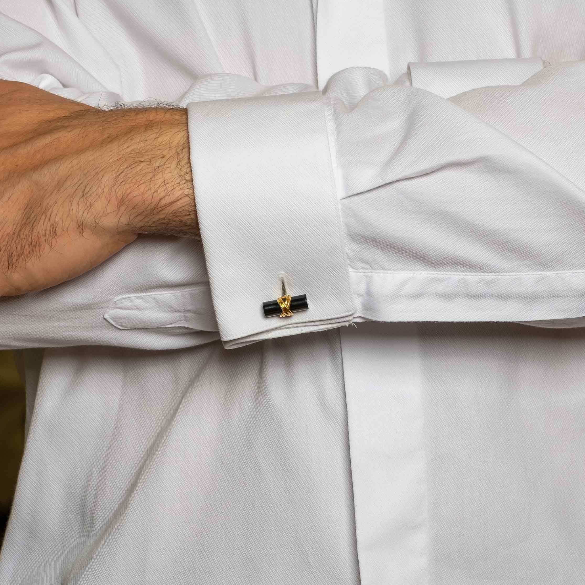 Elegantes Paar von Tiffany & Co. Manschettenknöpfe im Vintage-Stil, aus 18 Karat Gold und Onyx.
Zeitraum ca. 1970er Jahre.

Höhepunkte
- 18 Karat Gold und Onyx
- Signiert Tiffany & Co.
- Vintage 1970s c.a.

Messungen
- Höhe 2 cm x Breite 0,9 cm