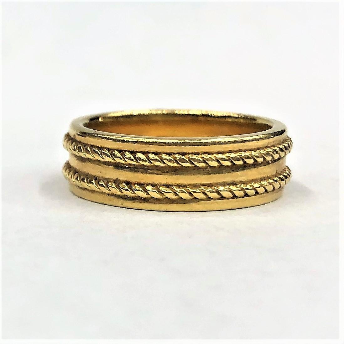 Tiffany & Co Gold Band With Twisted Rope Motif Stacked A With Pair of Onyx Bands In Good Condition In Palm Beach, FL