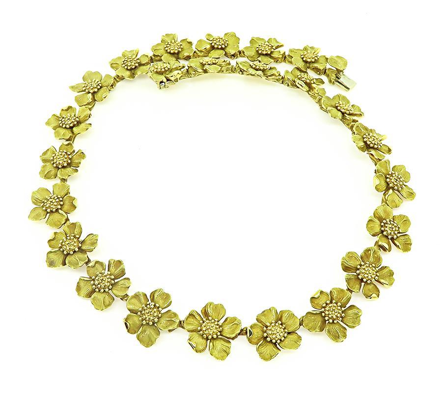 Dies ist eine elegante Halskette aus 18k Gelbgold mit Hartriegel von Tiffany & Co. Die Kette misst 16 mm in der Breite und 15 1/2 Zoll in der Länge. Die Halskette ist mit TIFFANY&Co. 750 signiert und wiegt 122,5 Gramm.