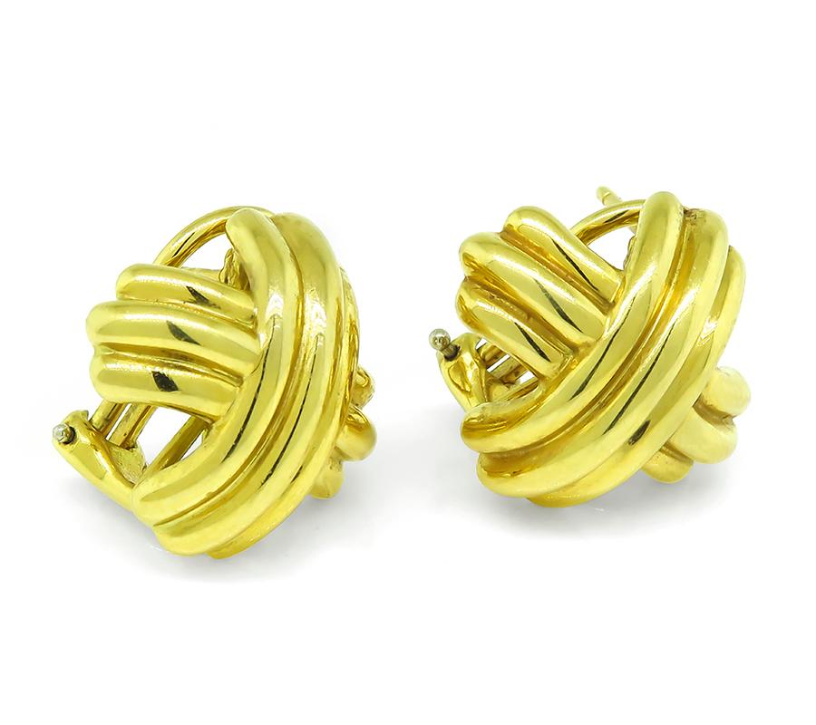 This is a beautiful pair of 18k yellow gold earrings by Tiffany & Co. The earrings feature the 