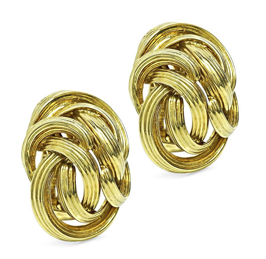 Si tratta di uno splendido paio di orecchini in oro giallo 18 carati di Tiffany & Co. Gli orecchini misurano 24 mm per 18 mm e pesano 20,2 grammi. Gli orecchini sono firmati TIFFANY&Co 750.