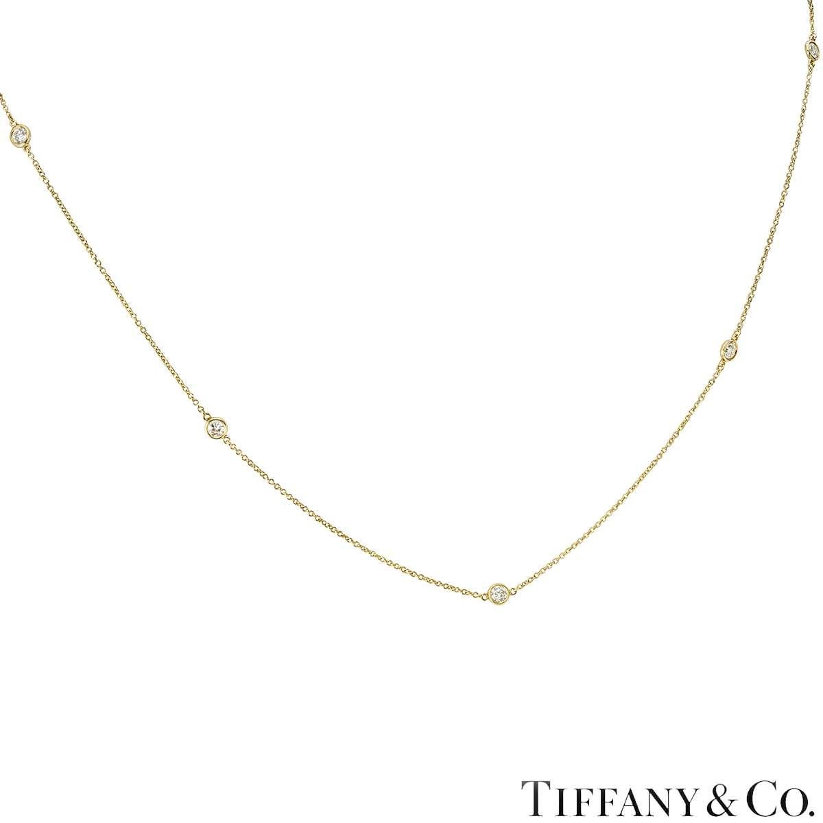 Un magnifique collier de diamants en or jaune de Tiffany & Co. de la collection Elsa Peretti Diamonds By The Yard. Le collier comporte 5 diamants ronds de taille brillant pesant 0,70ct au total. Mesurant 32 pouces, le bracelet se termine par un