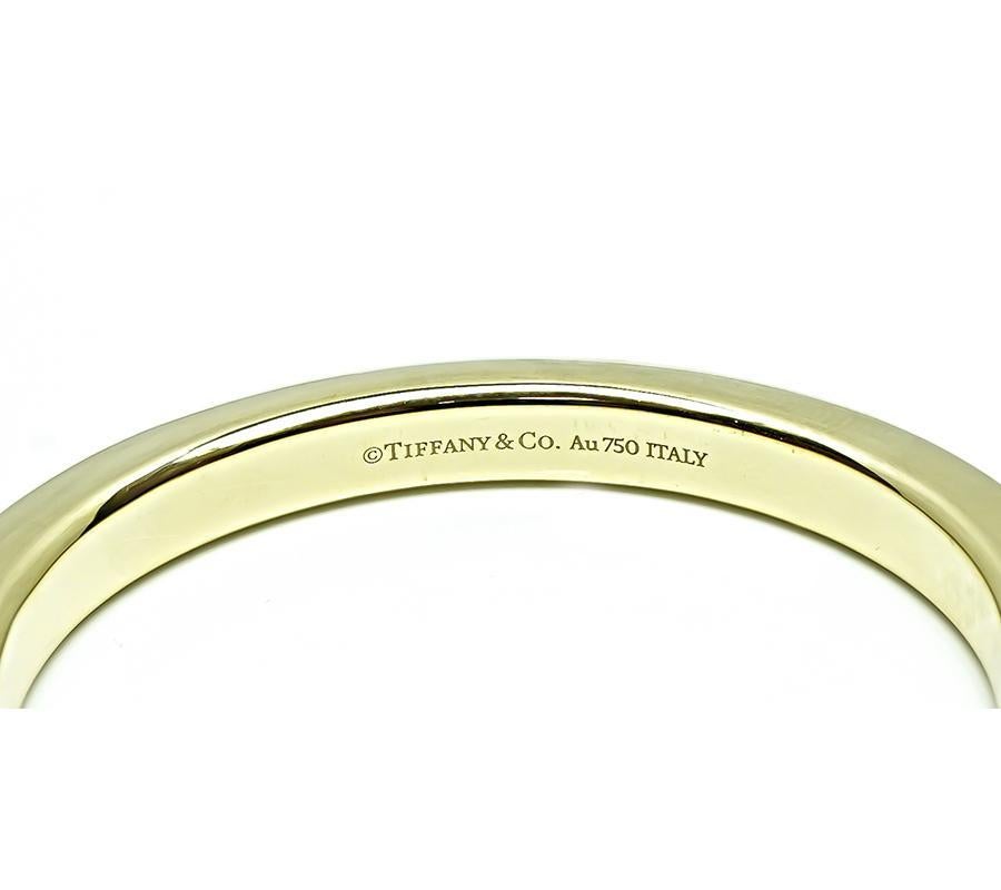 Donna Bangle con lucchetto in oro di Tiffany & Co. in vendita