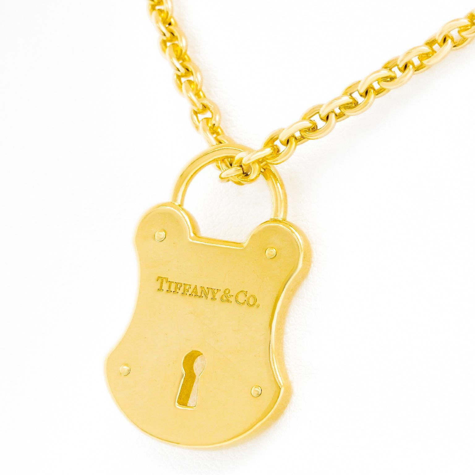 Tiffany & Co. Ciondolo a forma di lucchetto in oro 18k In condizioni ottime in vendita a Litchfield, CT