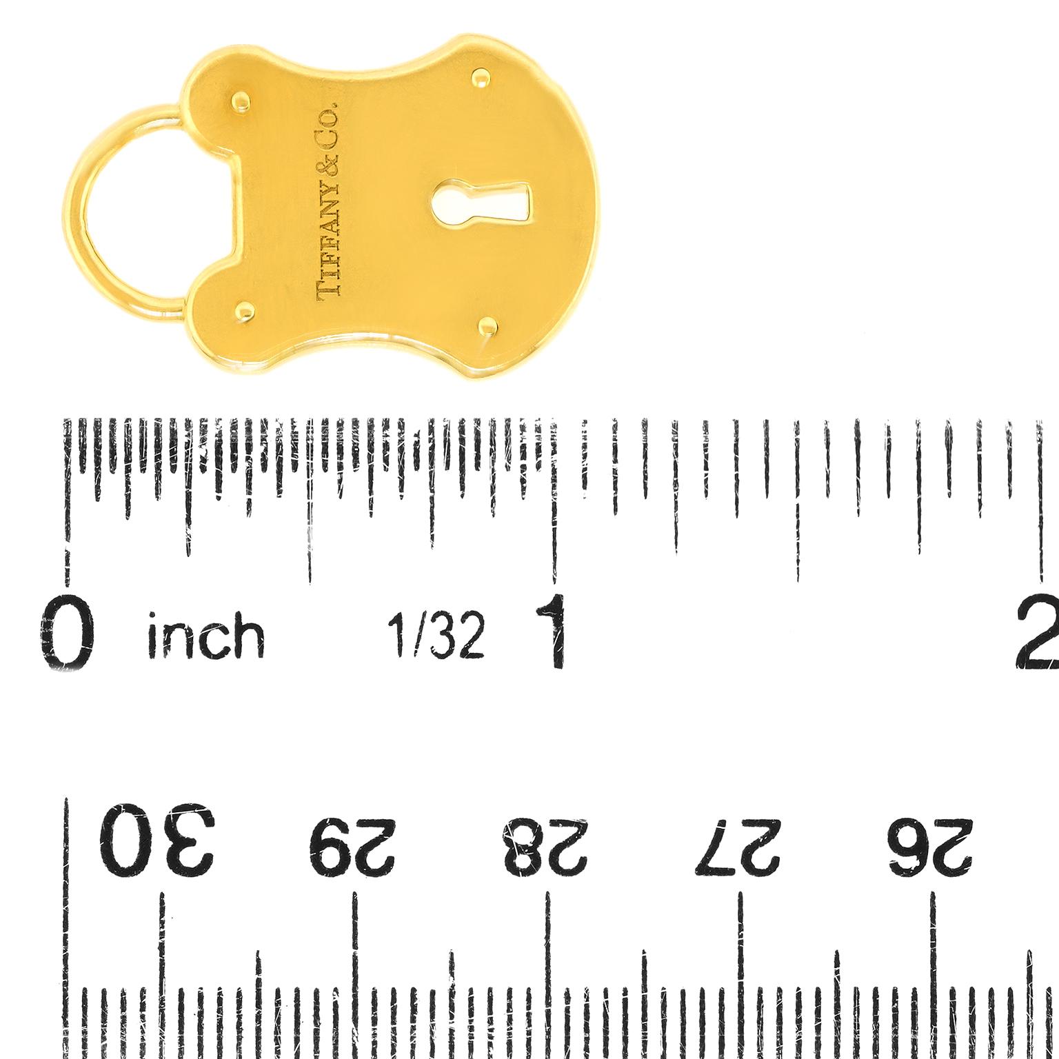 Tiffany & Co. Ciondolo a forma di lucchetto in oro 18k in vendita 2