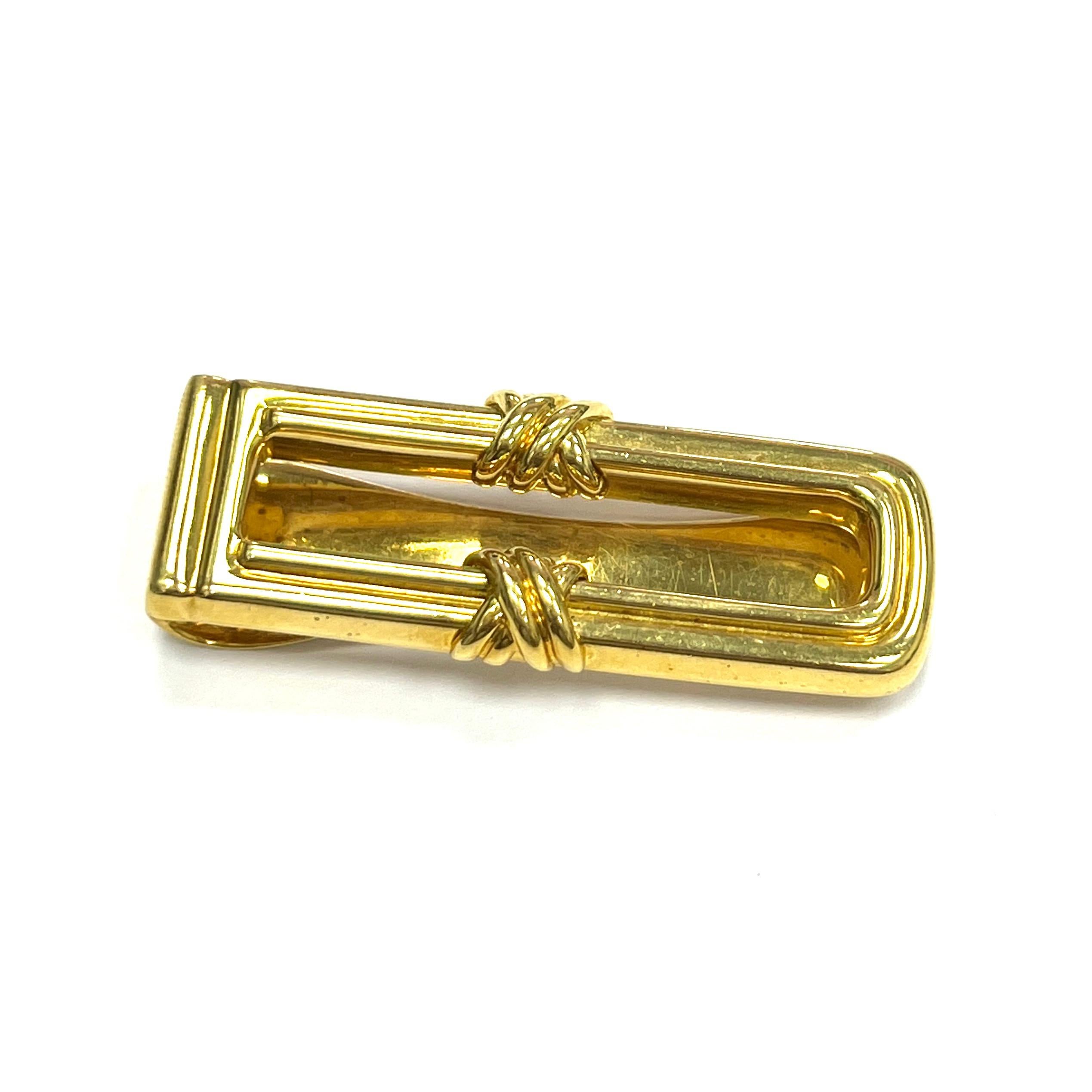 Tiffany & Co. gold money clip, 1992

18 karat yellow gold, featuring a knot on both sides; marked Tiffany & Co., 1992, 750

Size: width 2 cm, length 5 cm
Total weight: 27.4 grams