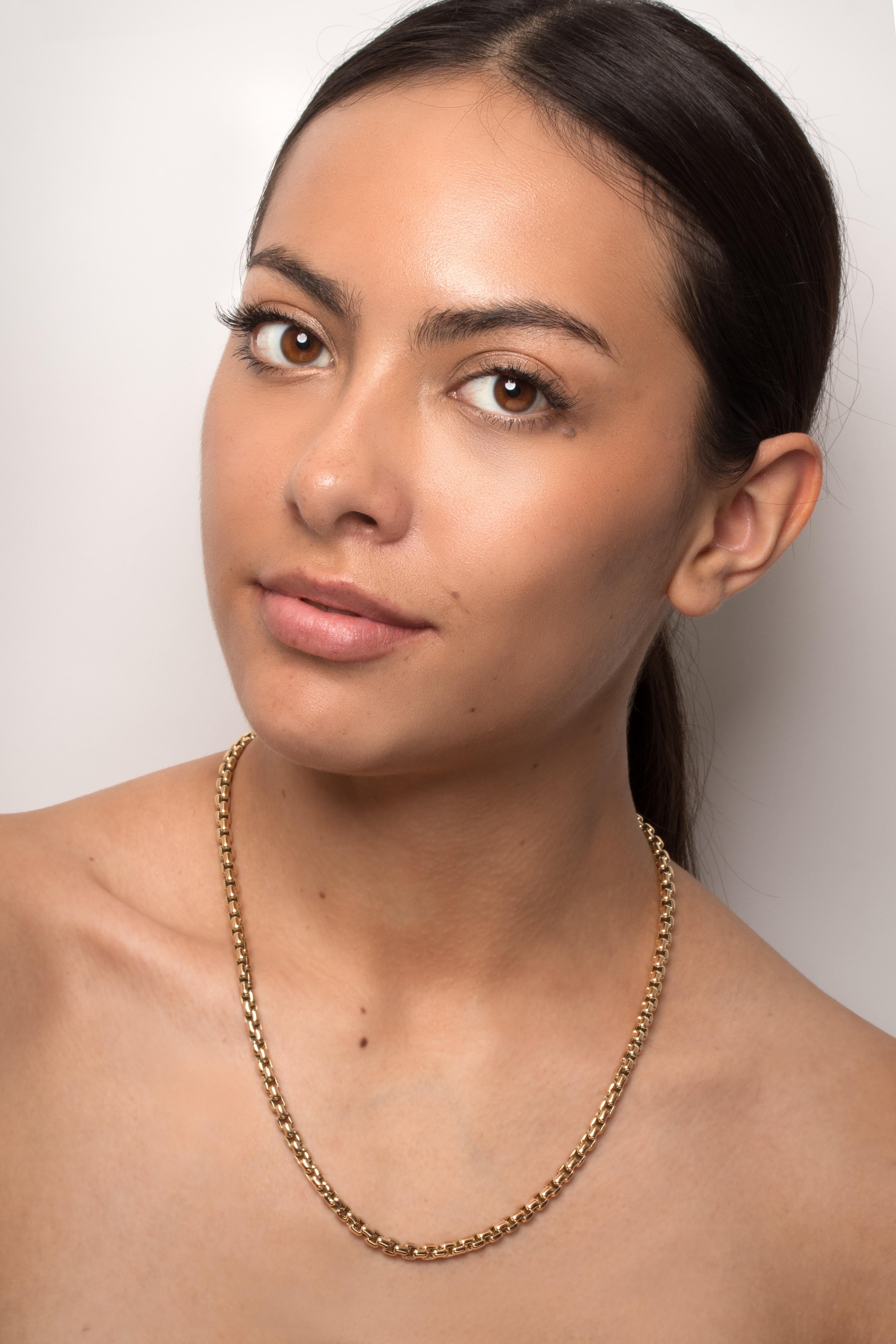 Ce collier chic en or jaune de Tiffany & Co est le complément parfait de toute tenue. Il s'agit d'une pièce solide magnifiquement fabriquée qui pèse un poids impressionnant de 74 grammes. D'une longueur de 20 pouces, ce collier est très élégant avec