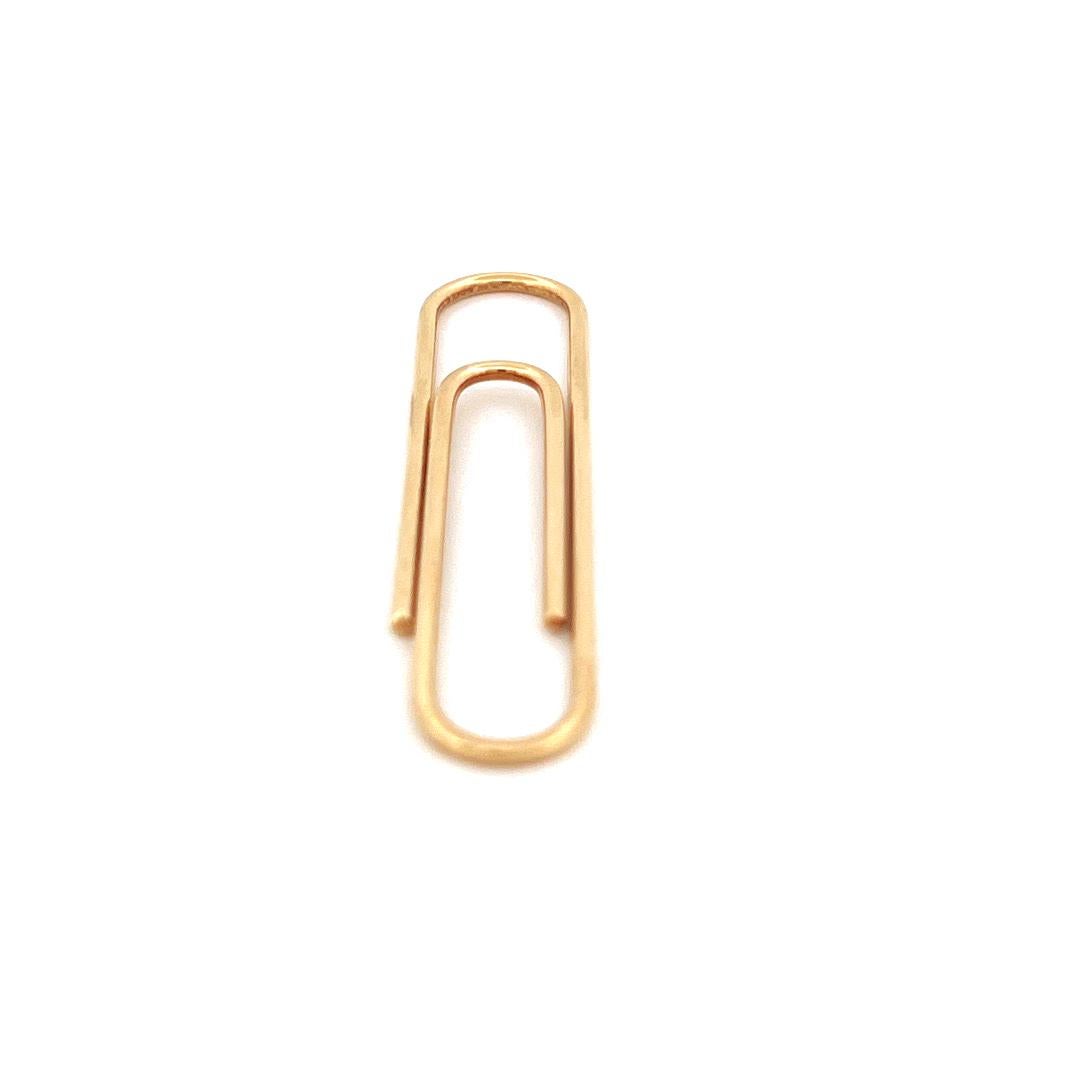 DESIGNER: Tiffany & Co.
CIRCA: 1950’s
MATERIALS: 14k Yellow Gold
WEIGHT: 7.5 grams
MEASUREMENTS: 2- 3/4” x 9/16”
HALLMARKS: Tiffany & Co. 14K
ITEM DETAILS:
​A 14k gold paper clip bookmark pendant by Tiffany & Co.

This versatile piece can be used as