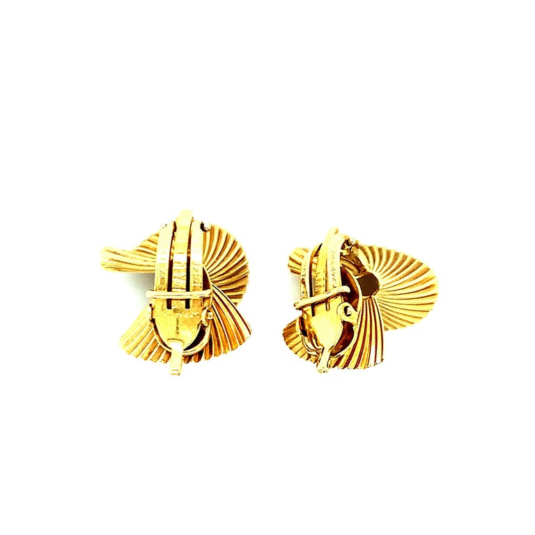A pair of Tiffany & Co. signed 14 karat gold ear clips with a twist design. Total weight: 8.5 grams. Length: 2.1 cm. Width: 2 cm. 

Serial No. 2423905