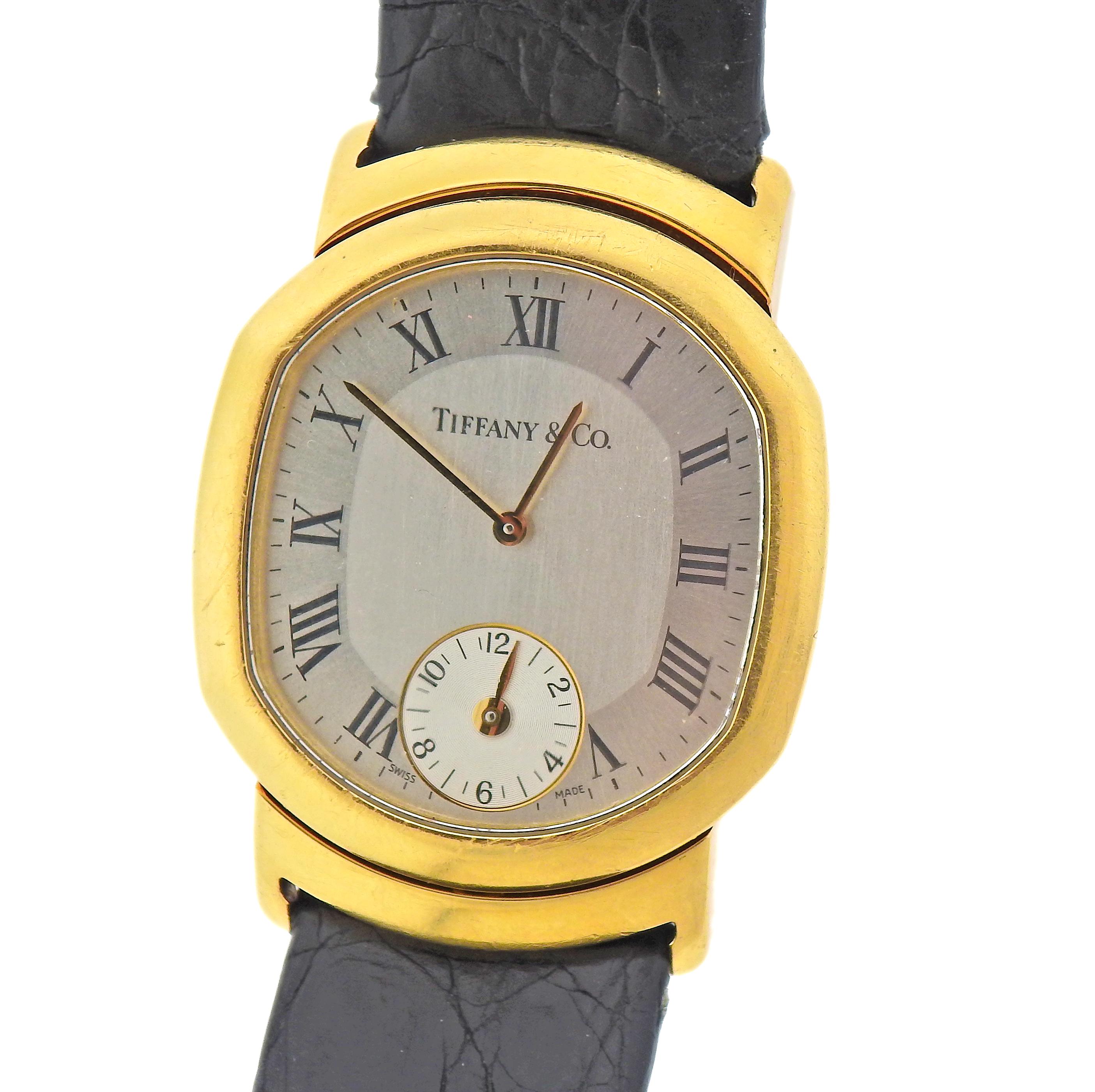 Vintage 18k Gold Uhr von Tiffany & Co,  mit Original-Lederband und 18-karätiger Goldschließe von T & Co. Das Gehäuse misst 32 mm x 40 mm. Das Band ist 8