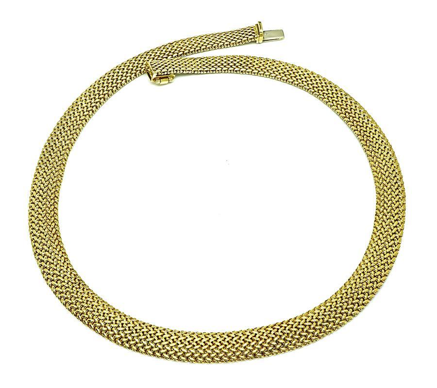 Voici un charmant collier en or jaune 18 carats tissé par Tiffany & Co. Le collier mesure 16,5 pouces de long. Le collier a une largeur qui va en s'amenuisant de 7 à 10 mm. Le collier est signé TIFFANY&Co. 750 et pèse 66,8 grammes.