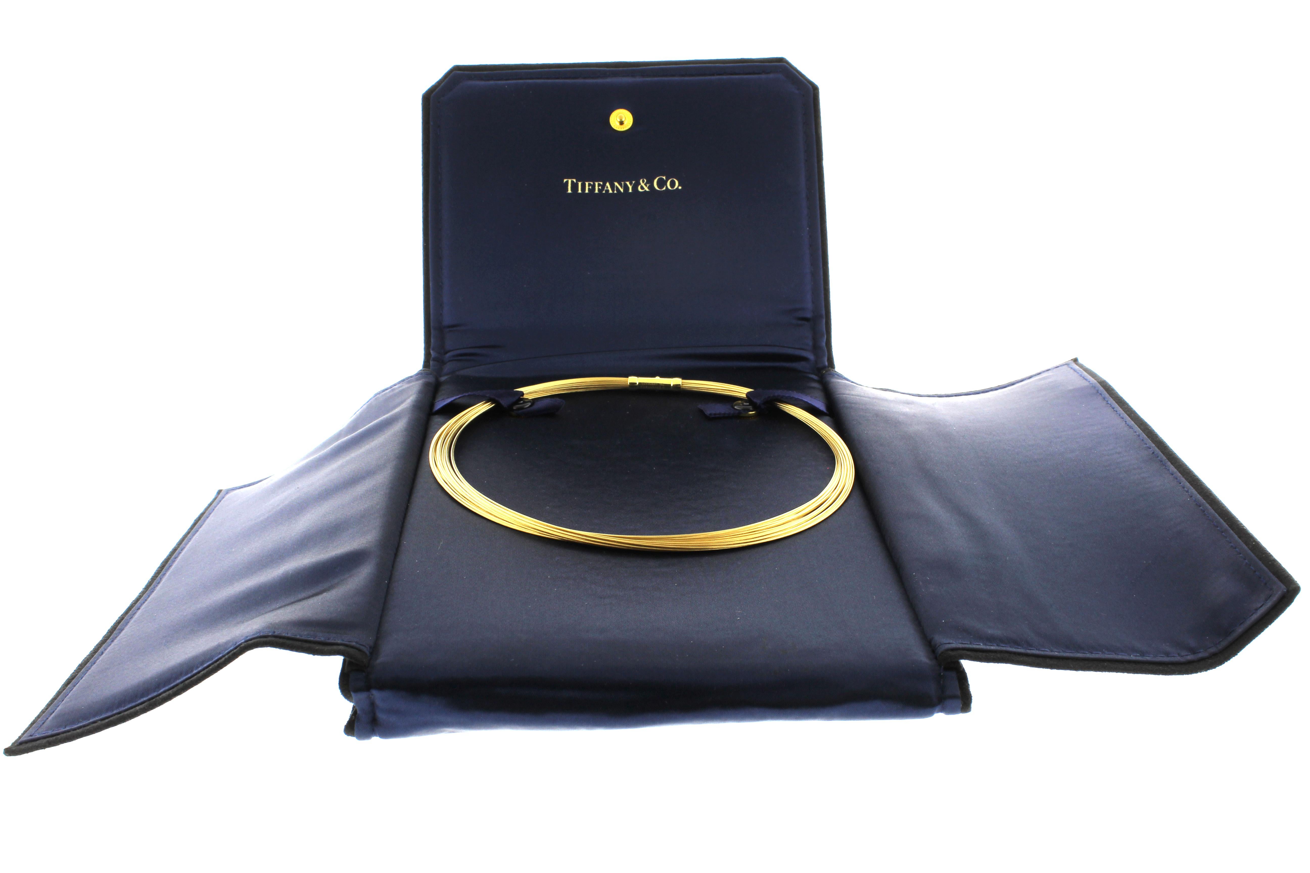 This Tiffany & Co. 18 karatgold wire necklace/choker is a classic piece that exemplifies minimalist elegance and timeless craftsmanship. Here's a detailed look at this type of jewelry:
Design & Features:
Material: Tiffany's 18 Karat yellow gold is