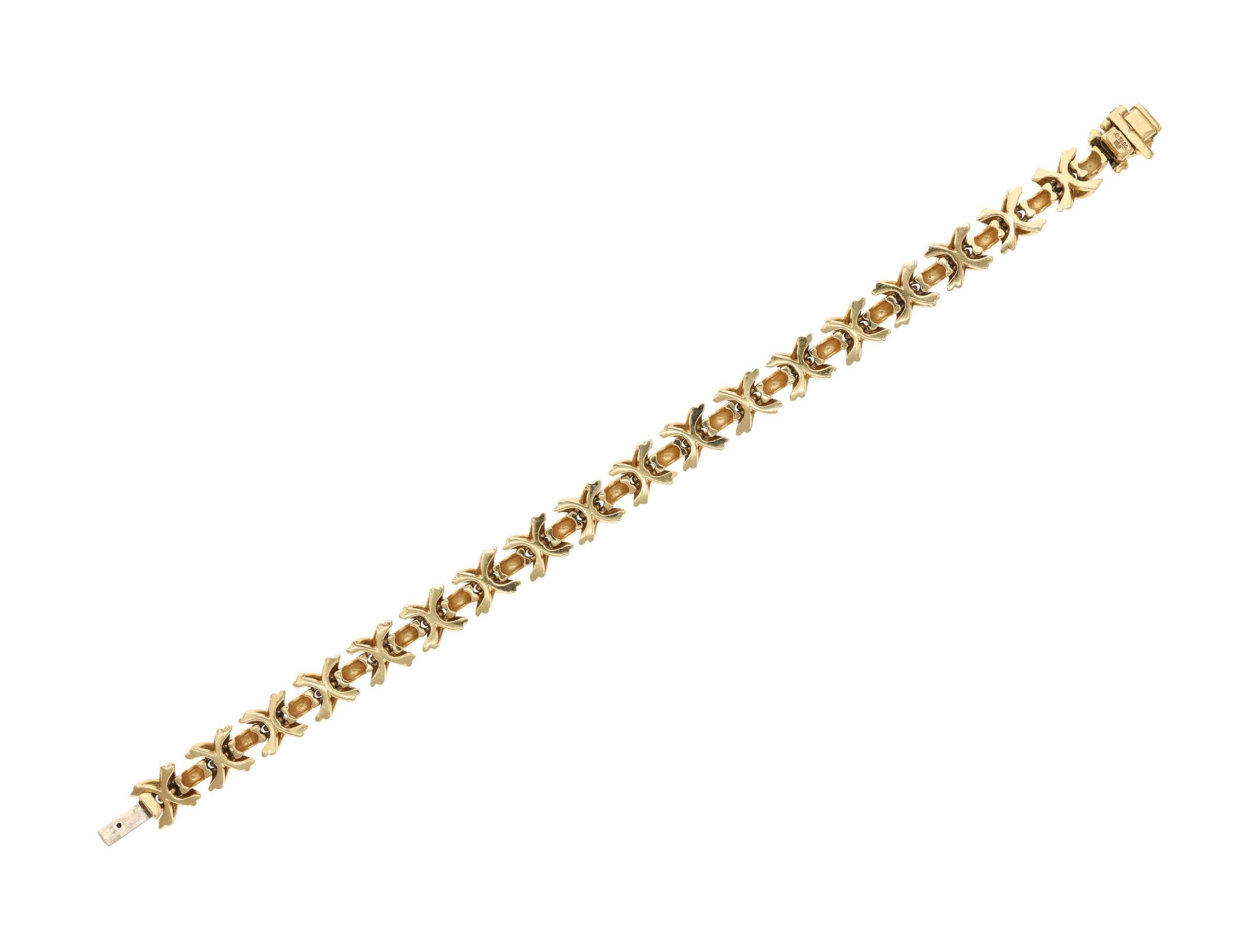 A Tiffany & Co. creation, featuring x motifs.

- Signed T&Co.
- 18 karat yellow gold
- Total weight 31.80 grams
- Length 7.25 inches

The condition report is Very Good. 

Perfect for weekend getaways, casual settings. 