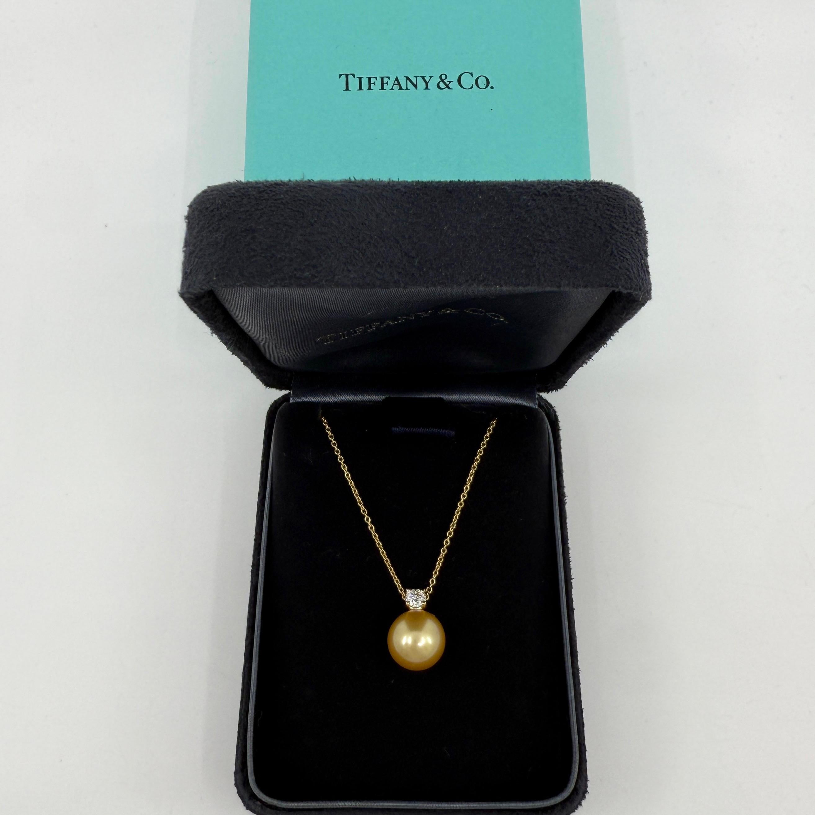 Tiffany & Co. Collier pendentif en or jaune 18 carats avec perles de Southsea et diamants.

Naturelle perle de culture de Southsea de 9,9 mm de diamètre, rehaussée d'un diamant rond naturel de 3,5 mm de diamètre et de taille brillant. Approx. VVS