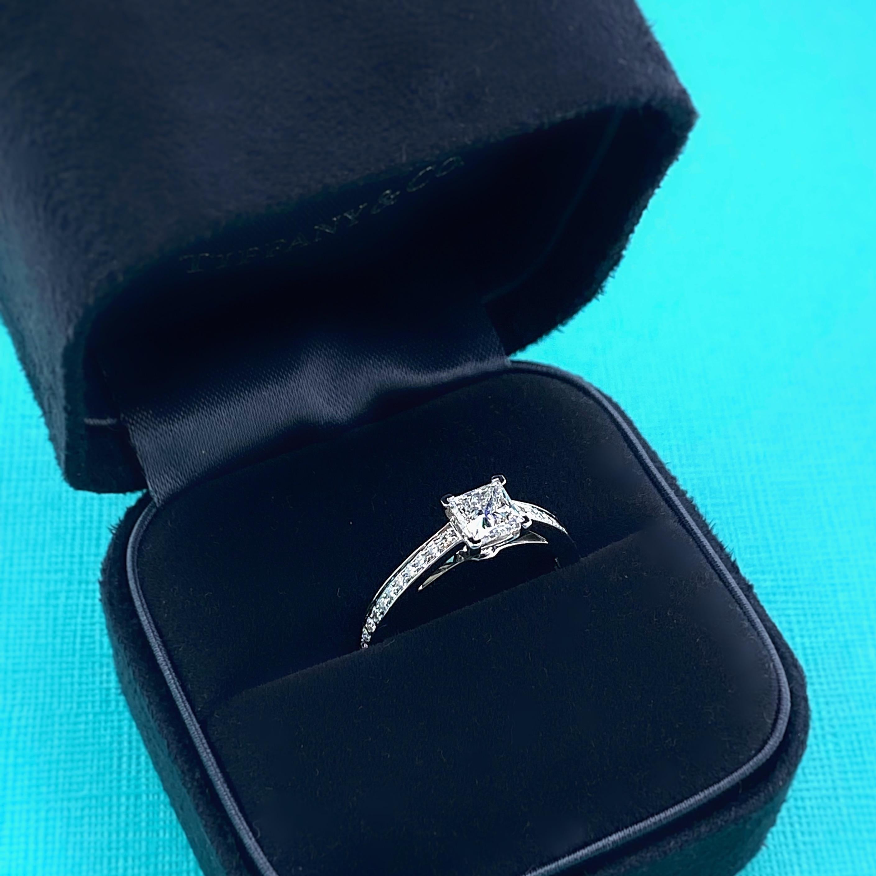 Tiffany & Co. Bague de fiançailles princesse Grace en platine avec diamant 0,76 carat poids total E VVS1 en vente 5