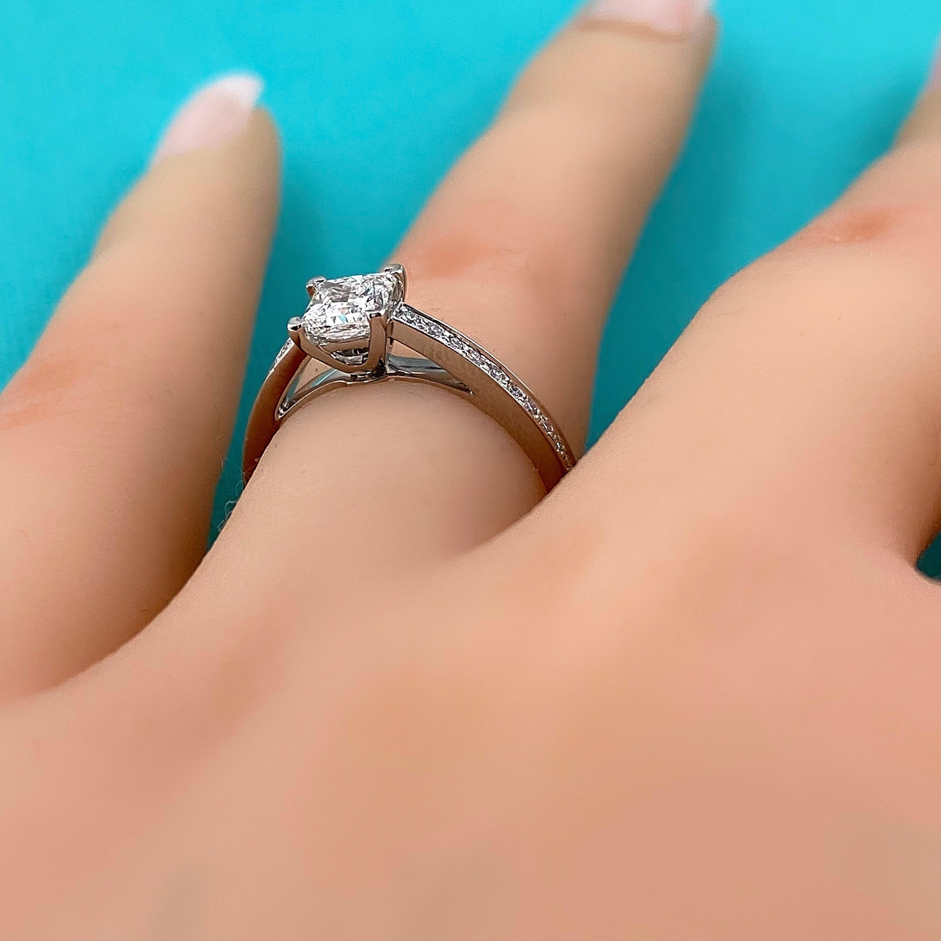 Tiffany & Co. Bague de fiançailles princesse Grace en platine avec diamant 0,76 carat poids total E VVS1 en vente 2