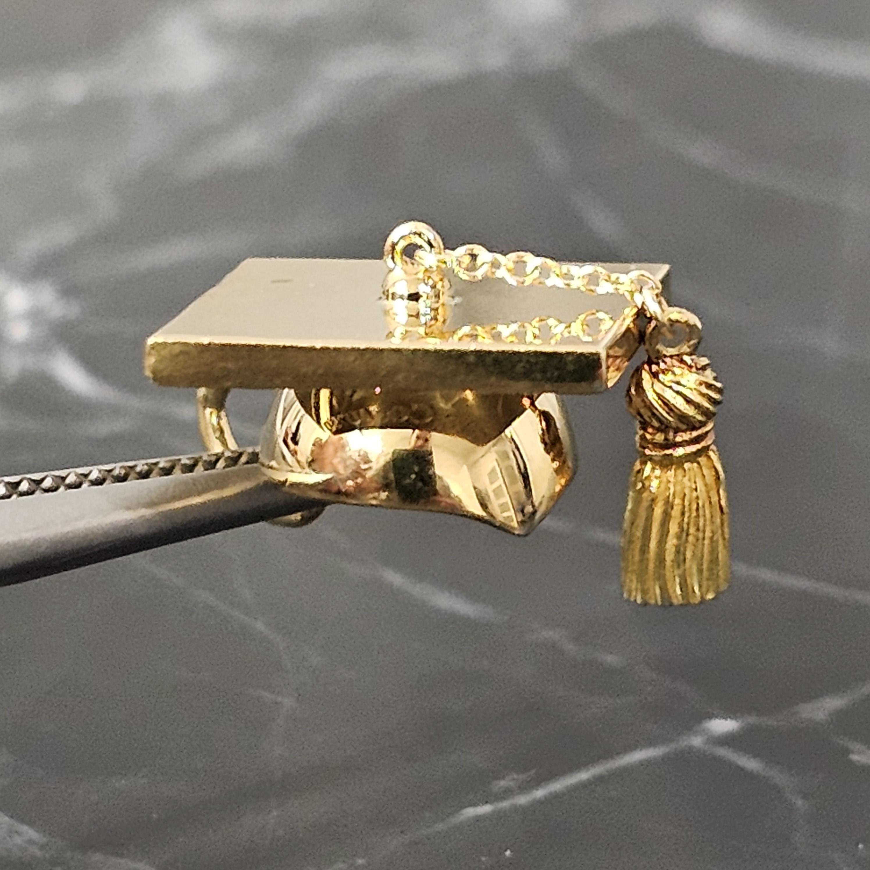 Tiffany & Co. Ciondolo Charm CAP Laurea Cappello Tassel Dangles Oro giallo 18k In condizioni buone a Northbrook, IL