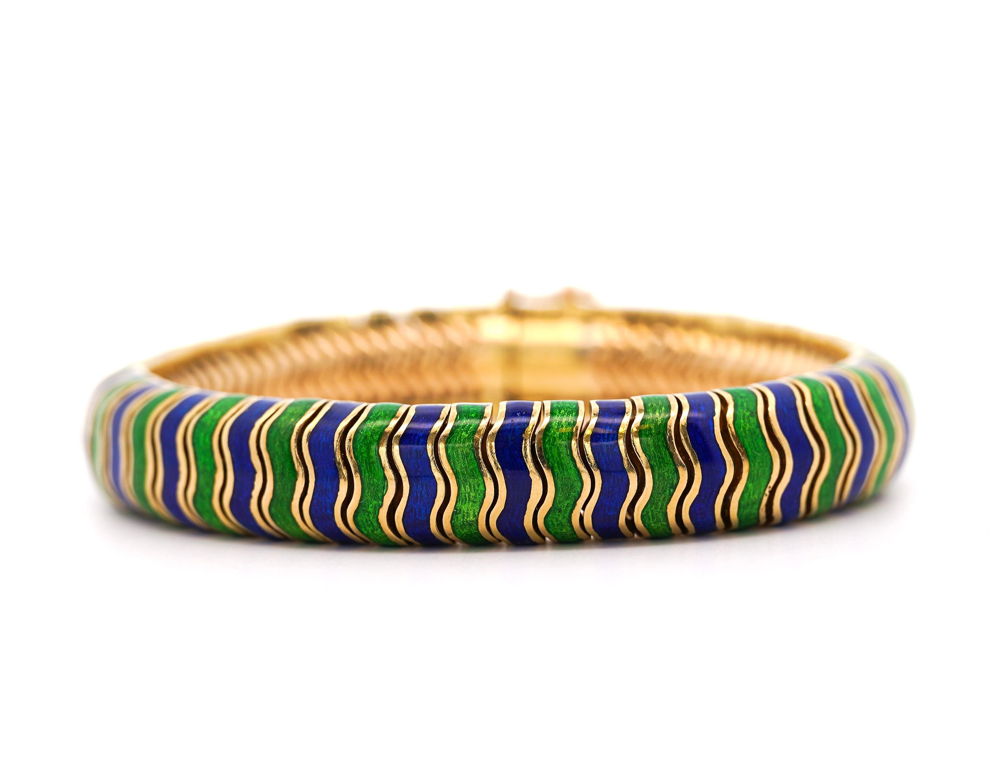 Weinlese Tiffany & Co. Signiert Grün & Blau Emaille 18K Gelbgold Armband. Set mit einem Kastenverschluss und doppeltem Sicherheitsverschluss.

Dies ist ein Teil eines Armbands und eines Ohrring-Sets. Kontaktieren Sie uns für weitere Informationen zu