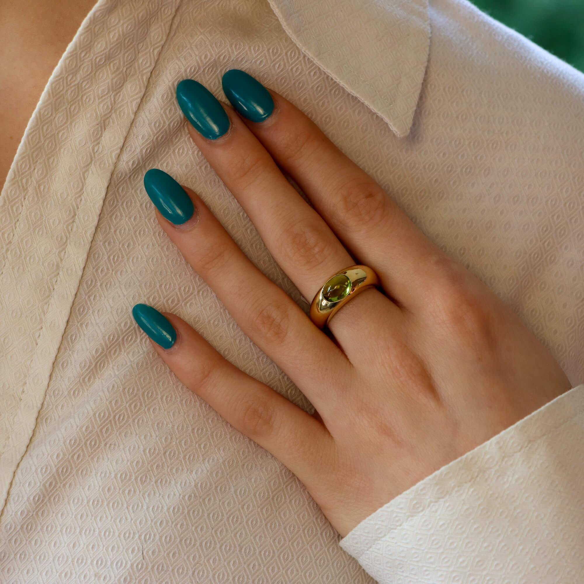 Tiffany & Co. Green Peridot Bombe Ring Set in 18k Yellow Gold In Good Condition In London, GB