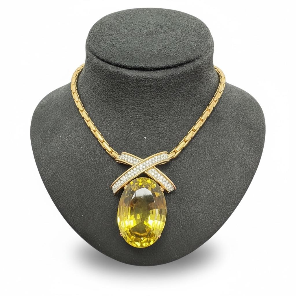 Como besada por un rayo de sol.

Espectacular creación de Paloma Picasso para Tiffany & Co., este collar de los años 80 se centra en un asombroso cuarzo verde de 176,60 quilates, de talla ovalada, luminoso y vivo con matices dorados. Dos cintas de