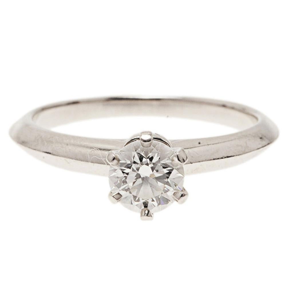 Since its creation over a century ago, the Tiffany Setting has been the world’s favorite engagement ring. This sublime platinum ring weighs 4.6g is highlighted with a round shaped H VVS1 0.6ct diamond in an excellent brilliant cut weighing 0.60 ct.