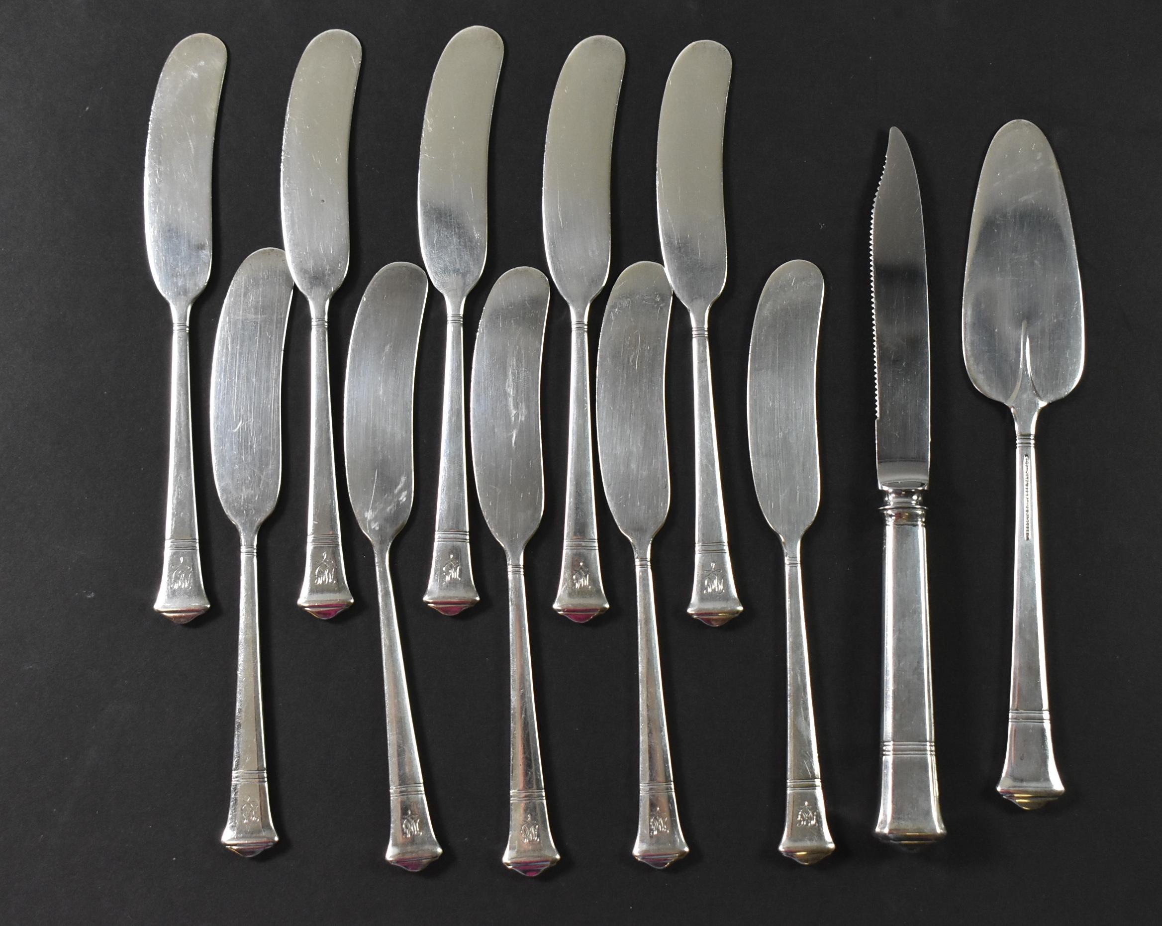 This set of Hampton sterling silver flatware by Tiffany & Co has 130 pieces. The set weighs 151.6 troy ounces and is monogrammed. The carving knife in this set has been previously sharpened. The set includes:
12 Hollow Knives - 9 1/4