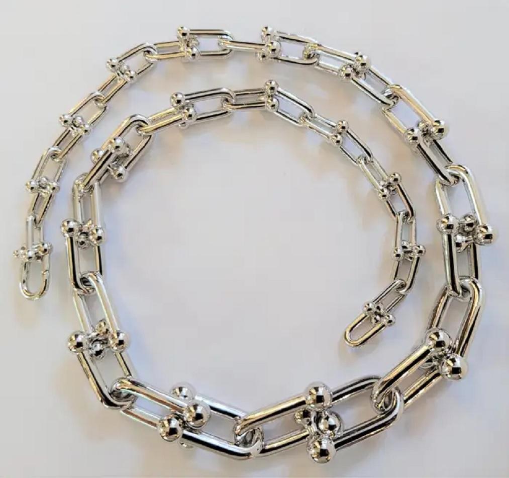 Tiffany & Co Hardware-Gliederkette
MATERIAL Sterling Silber
Metall Reinheit 925
Kettenlänge 18'' 
Größtes Glied 24,5 x 16 mm groß, 3,5 mm dick
Kleinstes Glied 12 x 7,5 mm, 1,8 mm dick
Geschlecht Unisex
Zustand Neu, nie getragen
Verkaufspreis: $3,150