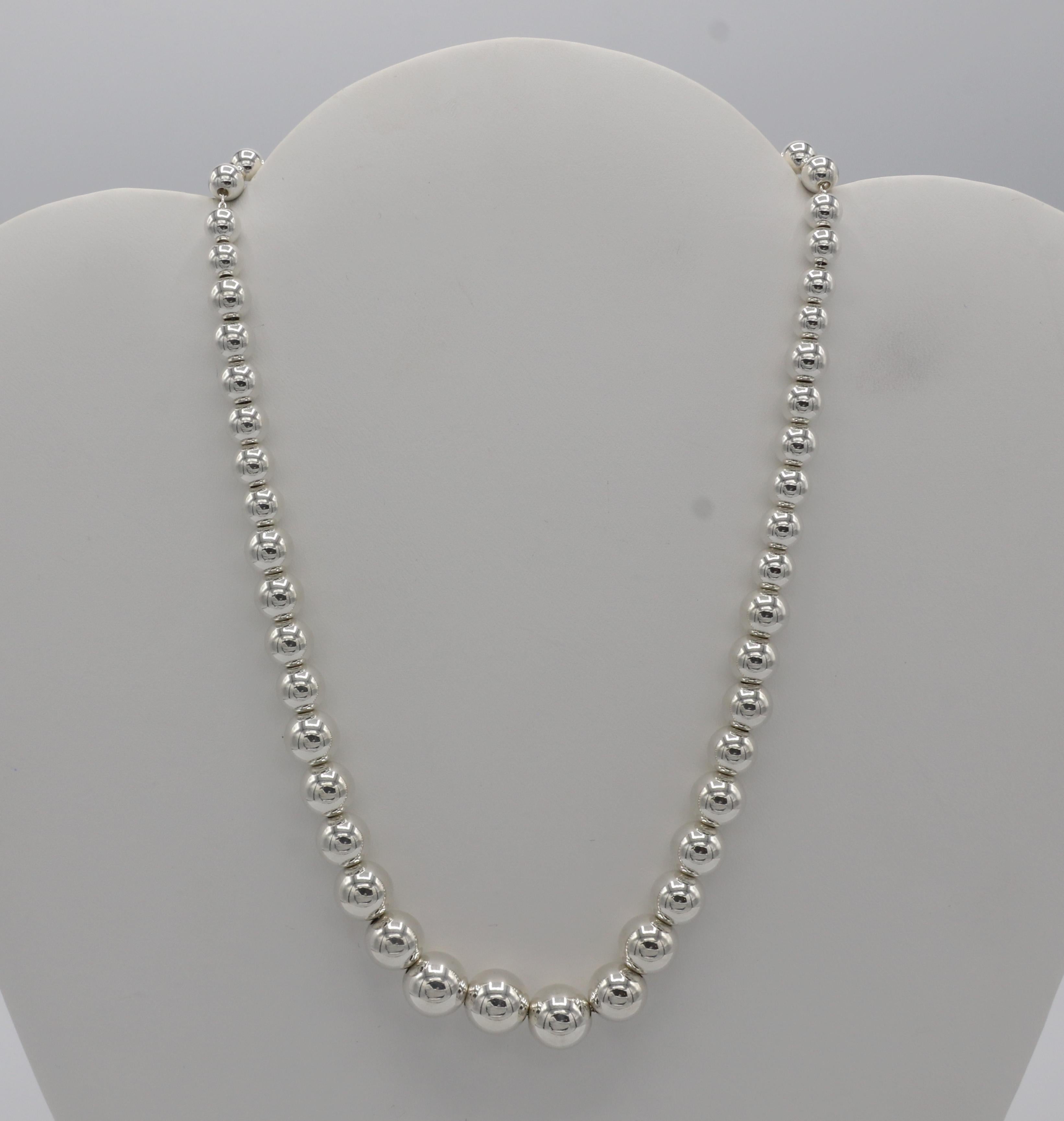 Tiffany & Co. Collier de perles graduées en argent Sterling Hardware Ball and Ball
Métal : Argent sterling
Poids : 27,35 grammes
Longueur : 16 pouces
Largeur : 6 - 11 mm
Prix de détail : 700 USD
