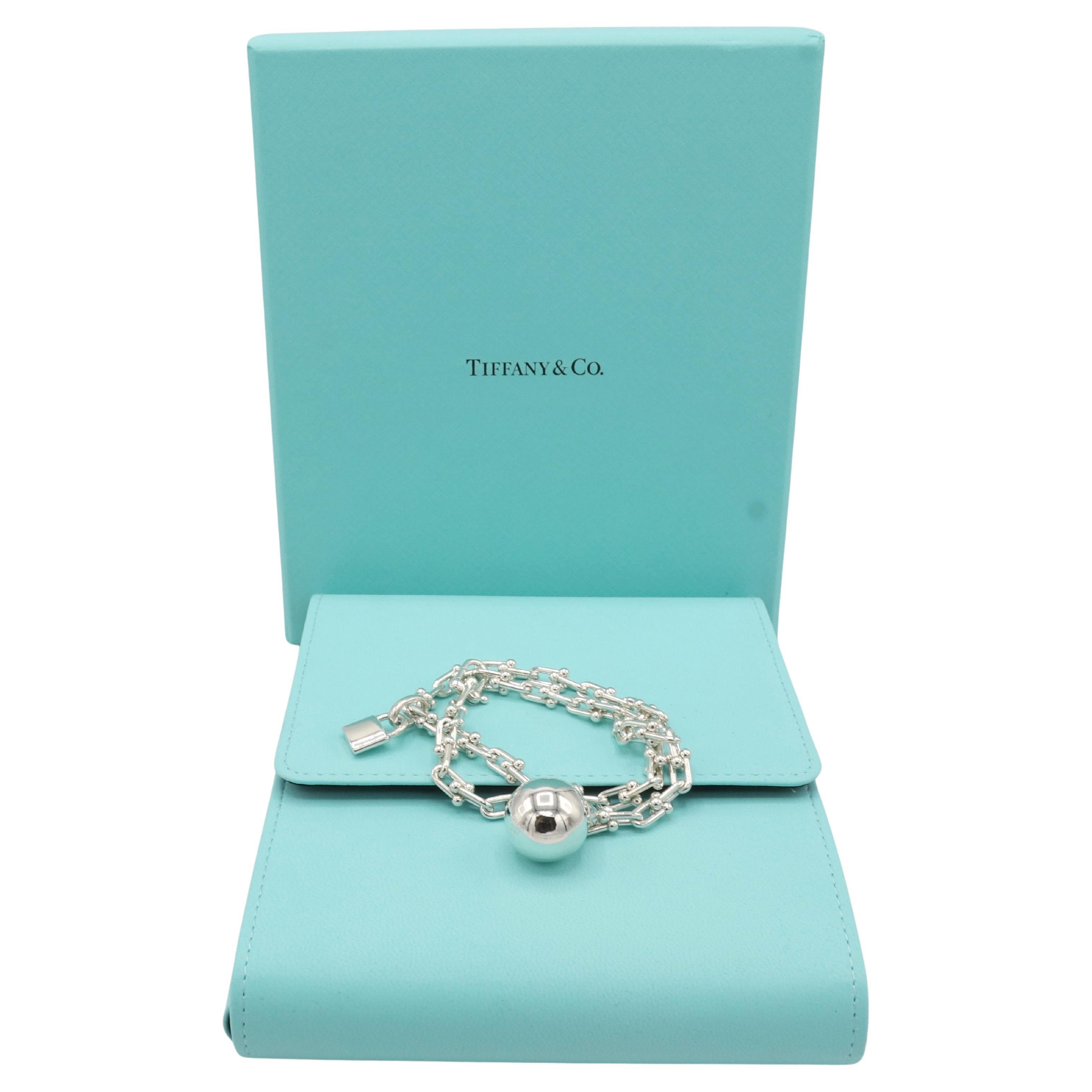 Tiffany & Co. Hardware Small Double Wrap Ball & Lock Sterling Silber Charme Armband 
Metall: Sterling Silber 925
Gewicht: 46.6 Gramm
Größe des Handgelenks: Passt bis zu 6,75 Zoll Handgelenk umklammert 
Länge: 15 Zoll 
Kugel: 19mm
Unterzeichnet: